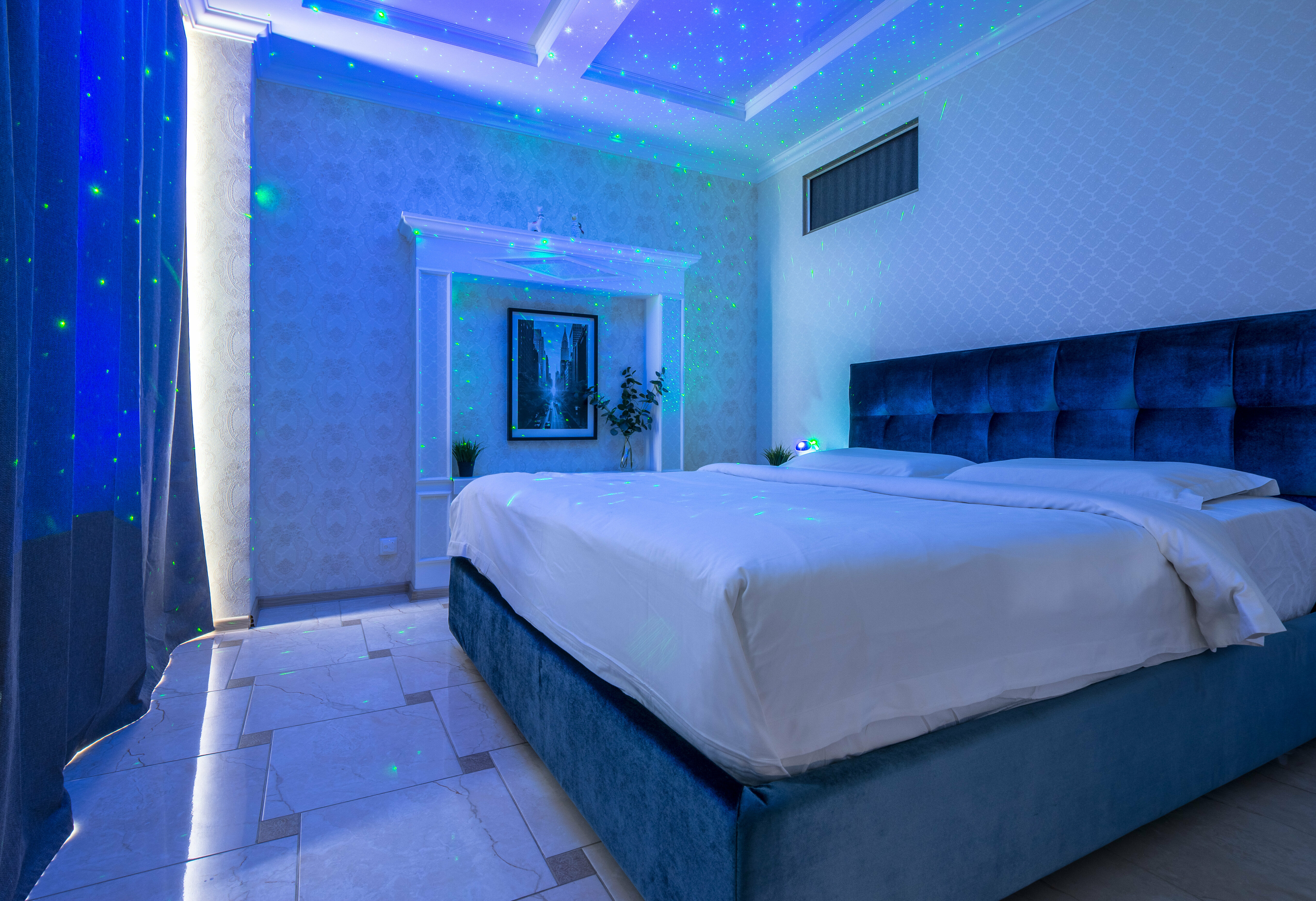 Апартаменты: две комнаты и кухня-гостиная с большой колонкой «Алиса» и прекрасным видом на закат!