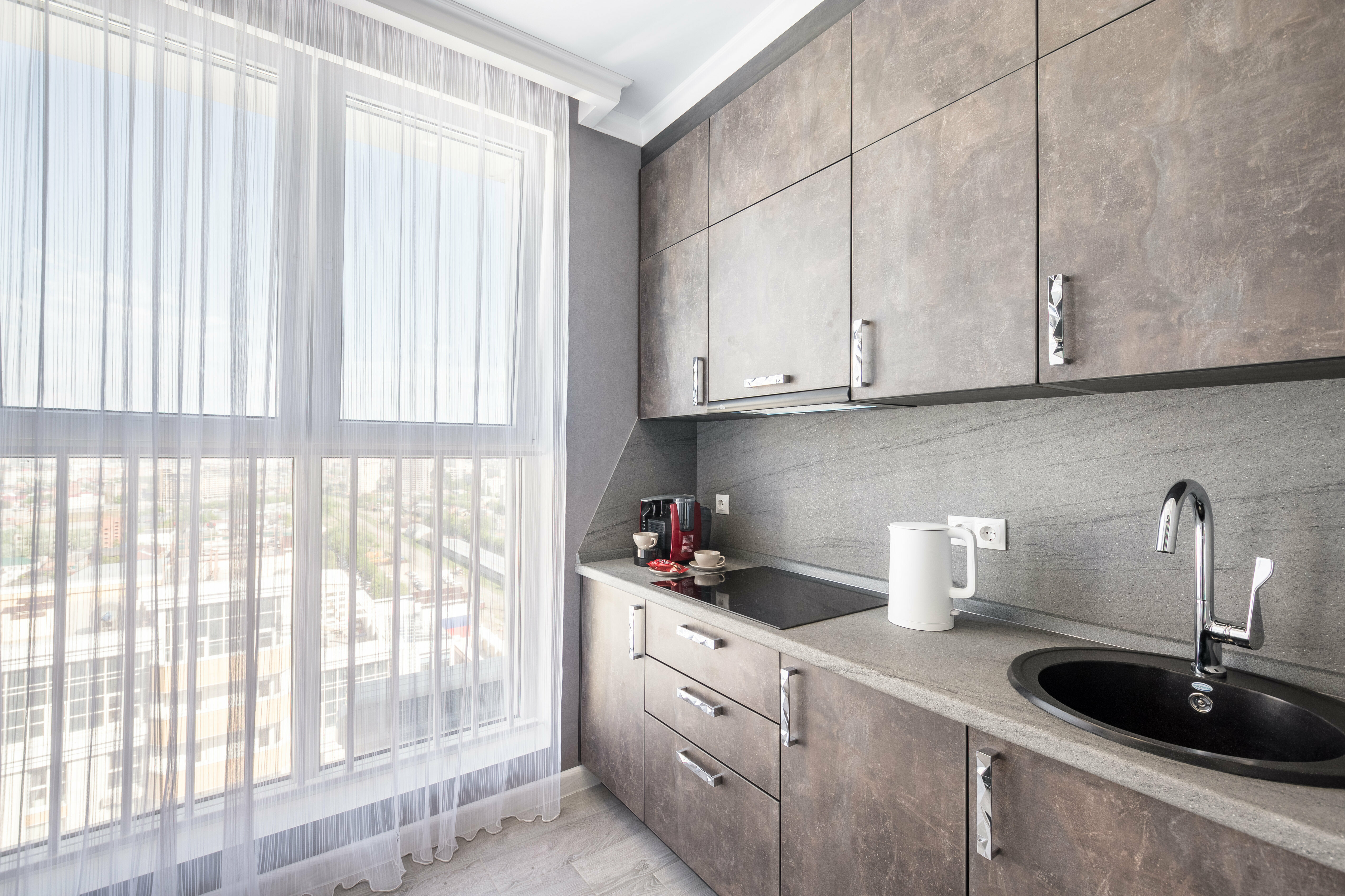 Апартаменты (спальня + гостиная + кухня-столовая + гардеробная, вид на  город) с большой станцией "Алиса" и кофемашиной.