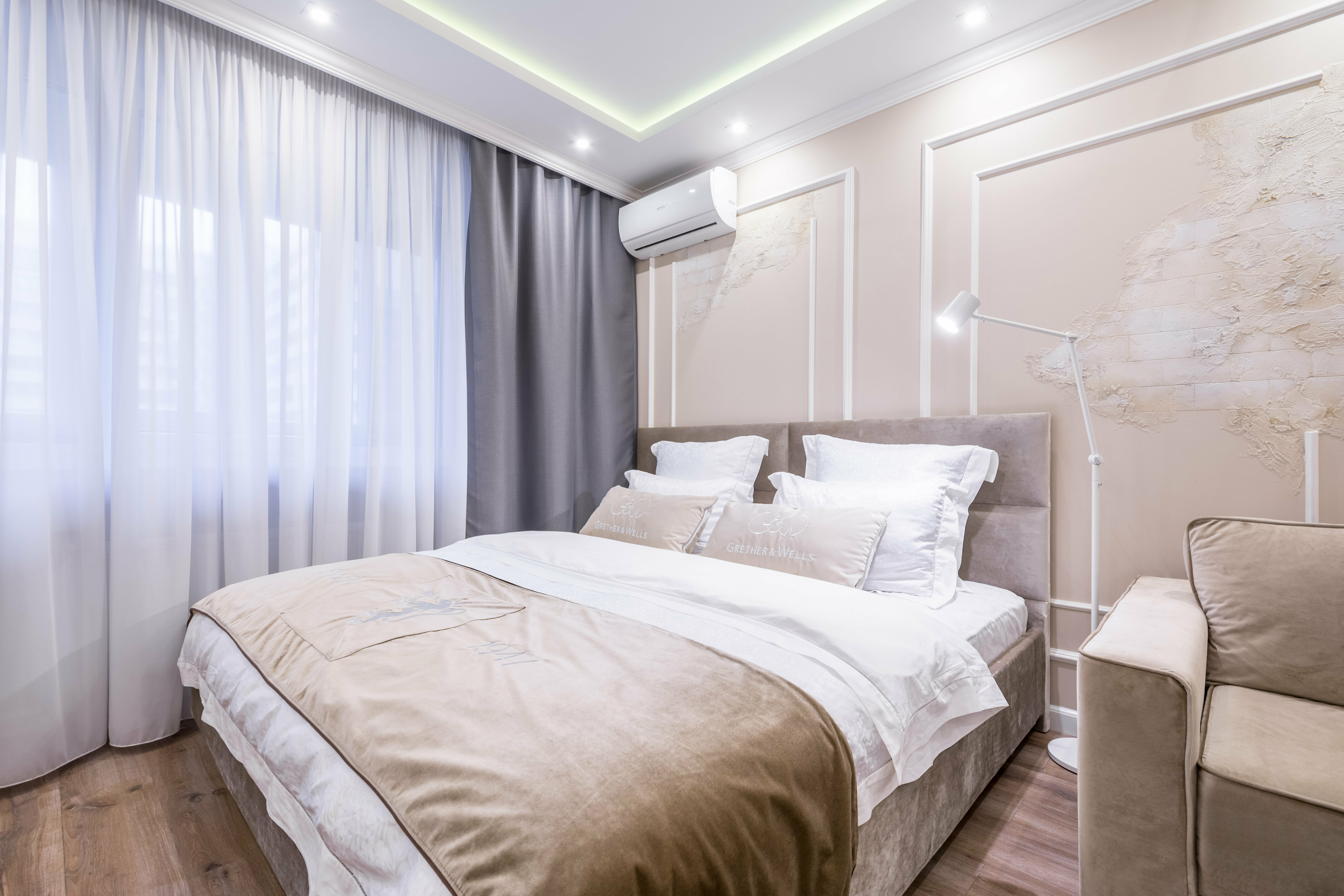 Апартаменты бизнес-класса с кроватью king-size, кухней и балконом (вид на внутренний дворик; ночью нет шума от машин и т. д.).