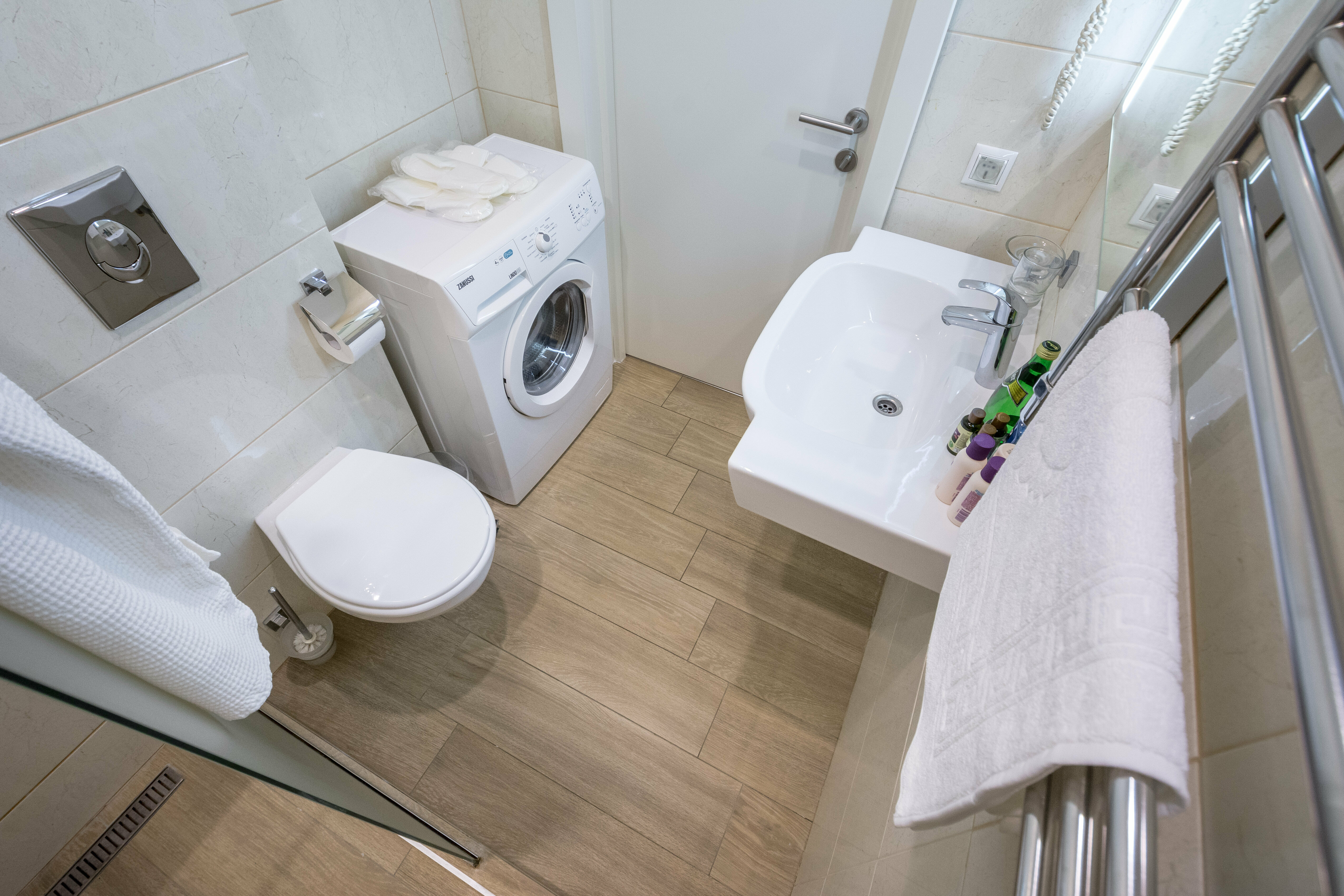 Апартаменты бизнес-класса с кроватью king-size, кухней-гостиной и открытым балконом (с видом на внутренний дворик). Размещение до 5 человек.