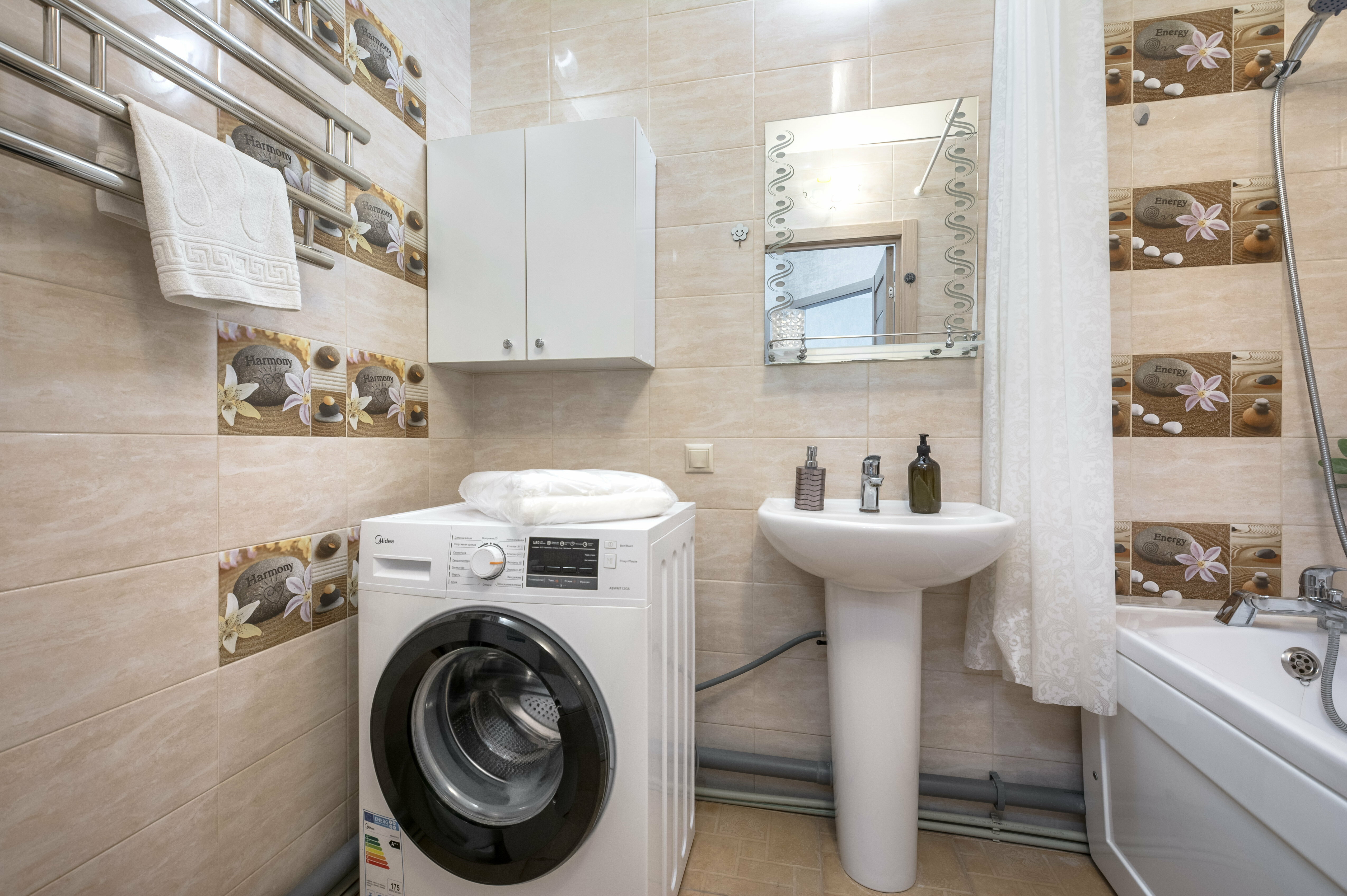 Однокомнатные апартаменты «Розовый фламинго» с подвесной качелью и балконом (вид на город с 23-го этажа).