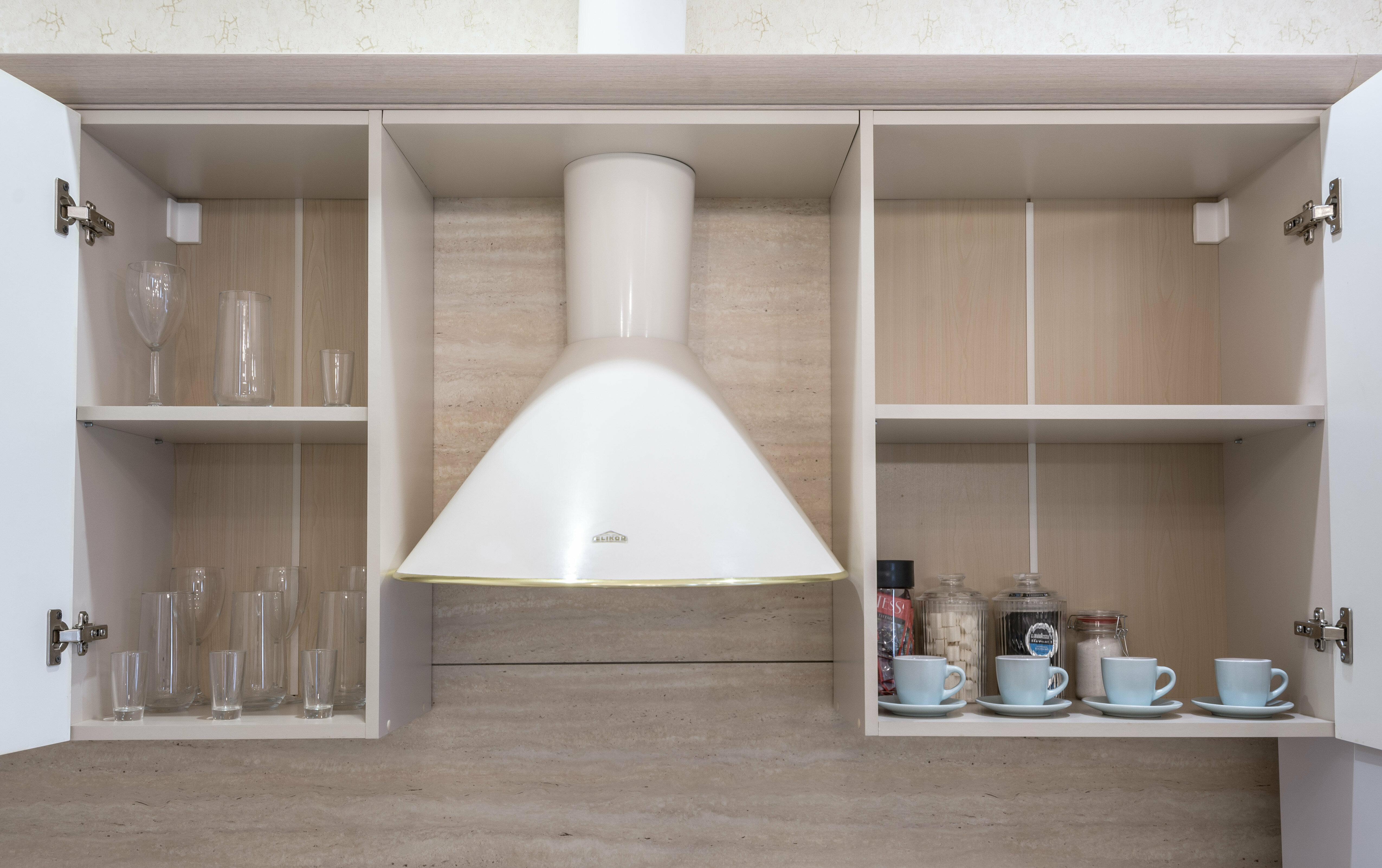 Апартаменты бизнес-класса с двумя кроватями и балконом (вид на внутренний дворик). 17-й этаж!