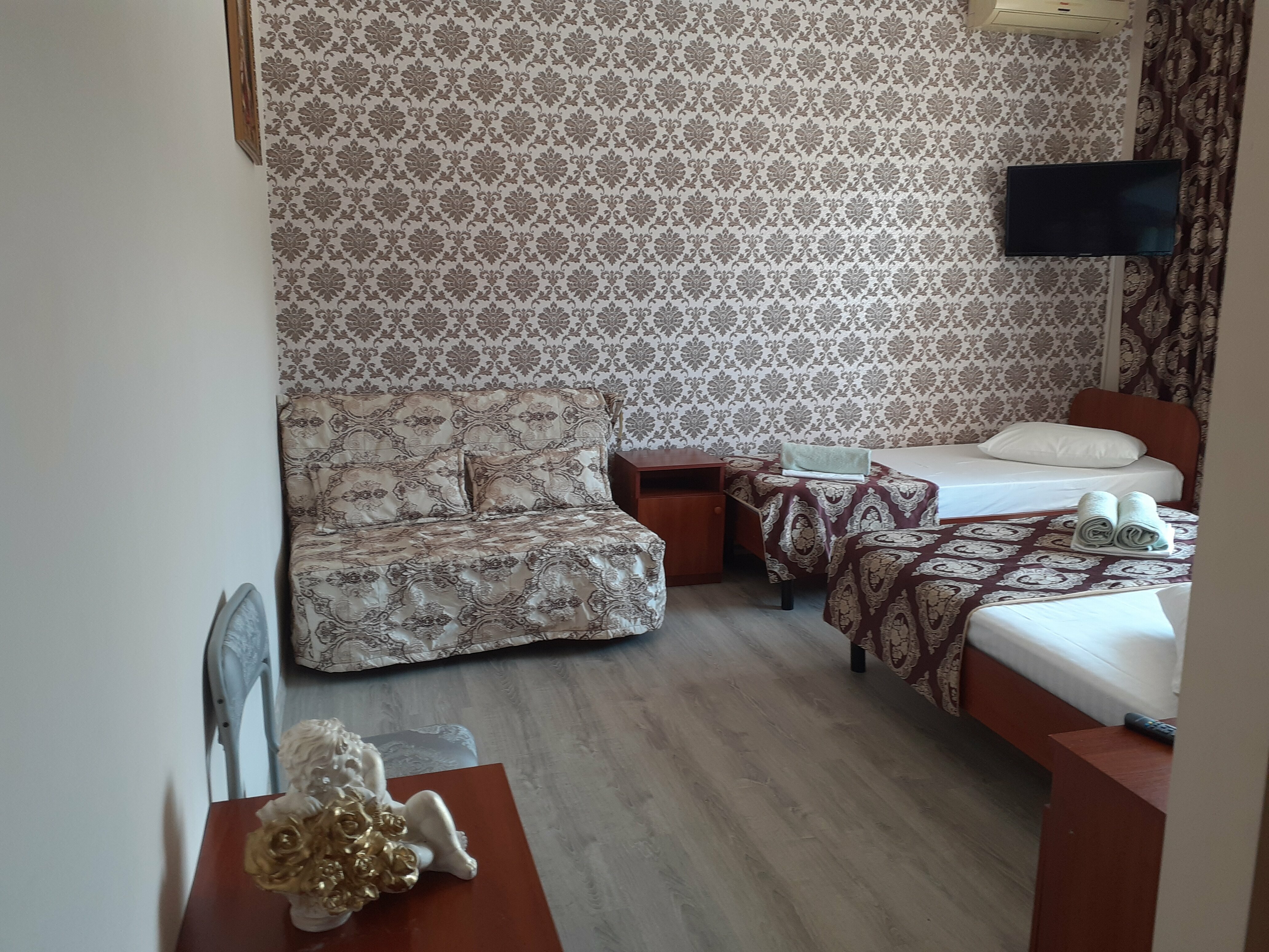 СЕМЕЙНАЯ КОМНАТА С БАЛКОНОМ