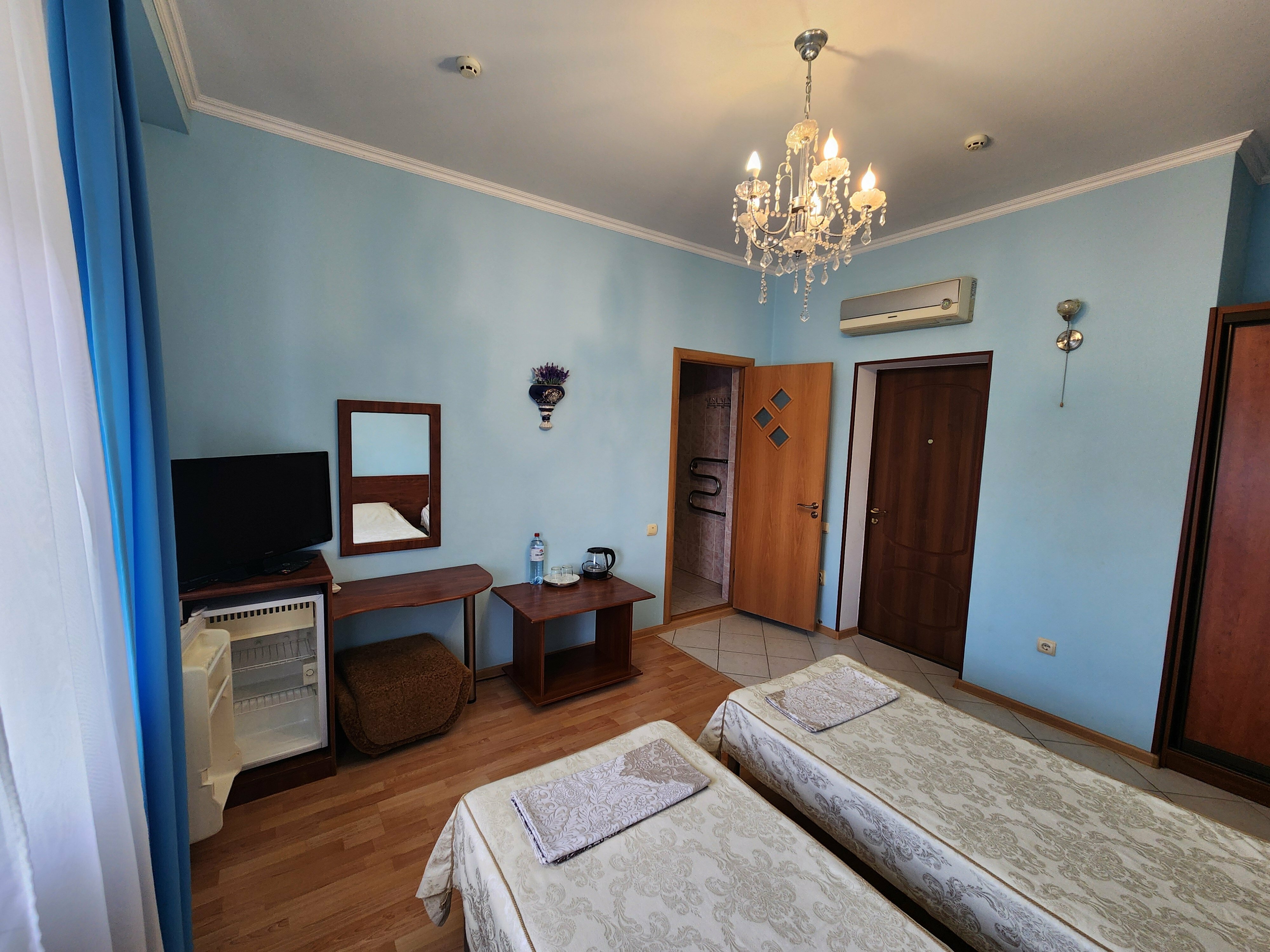 Просторный двухместный номер с 2 отдельными кроватями