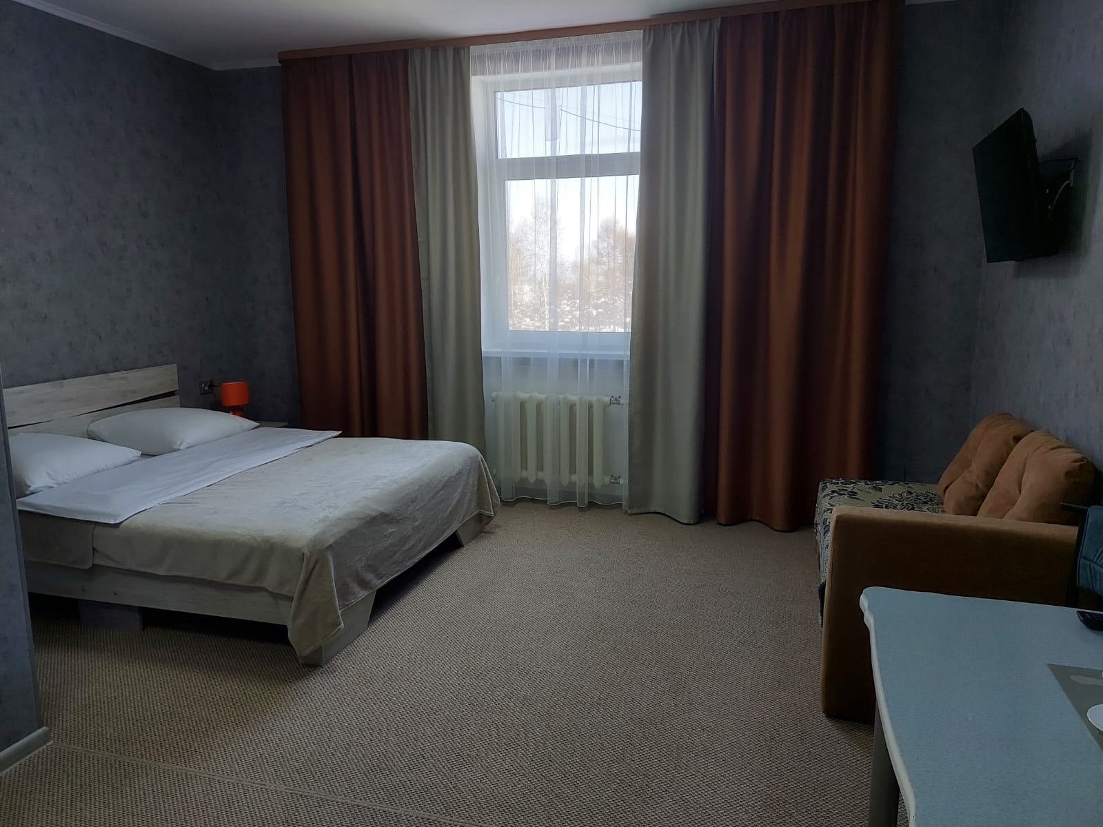 Двухместный номер с двуспальной кроватью и дополнительной кроватью