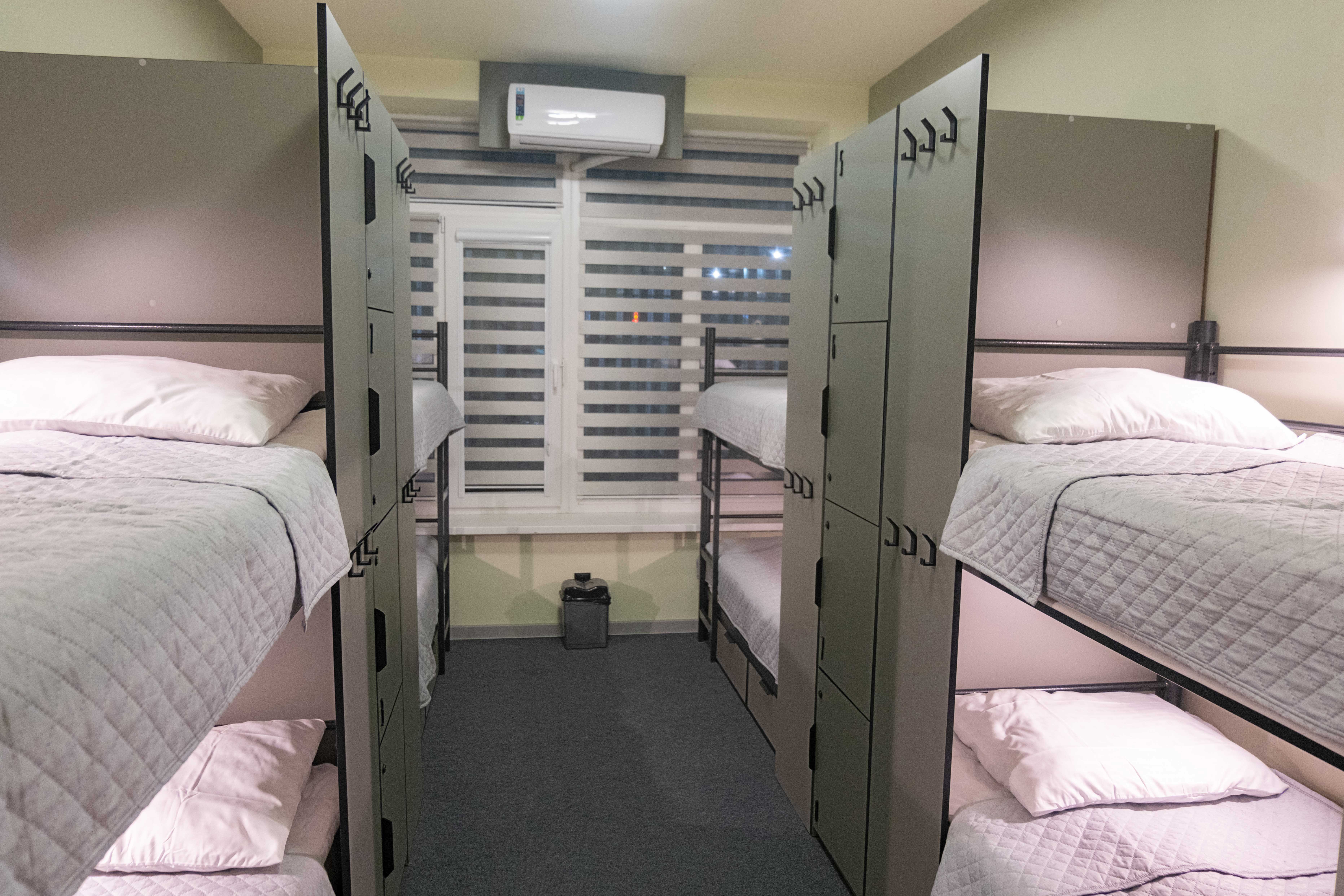 Односпальная кровать в общем мужском номере