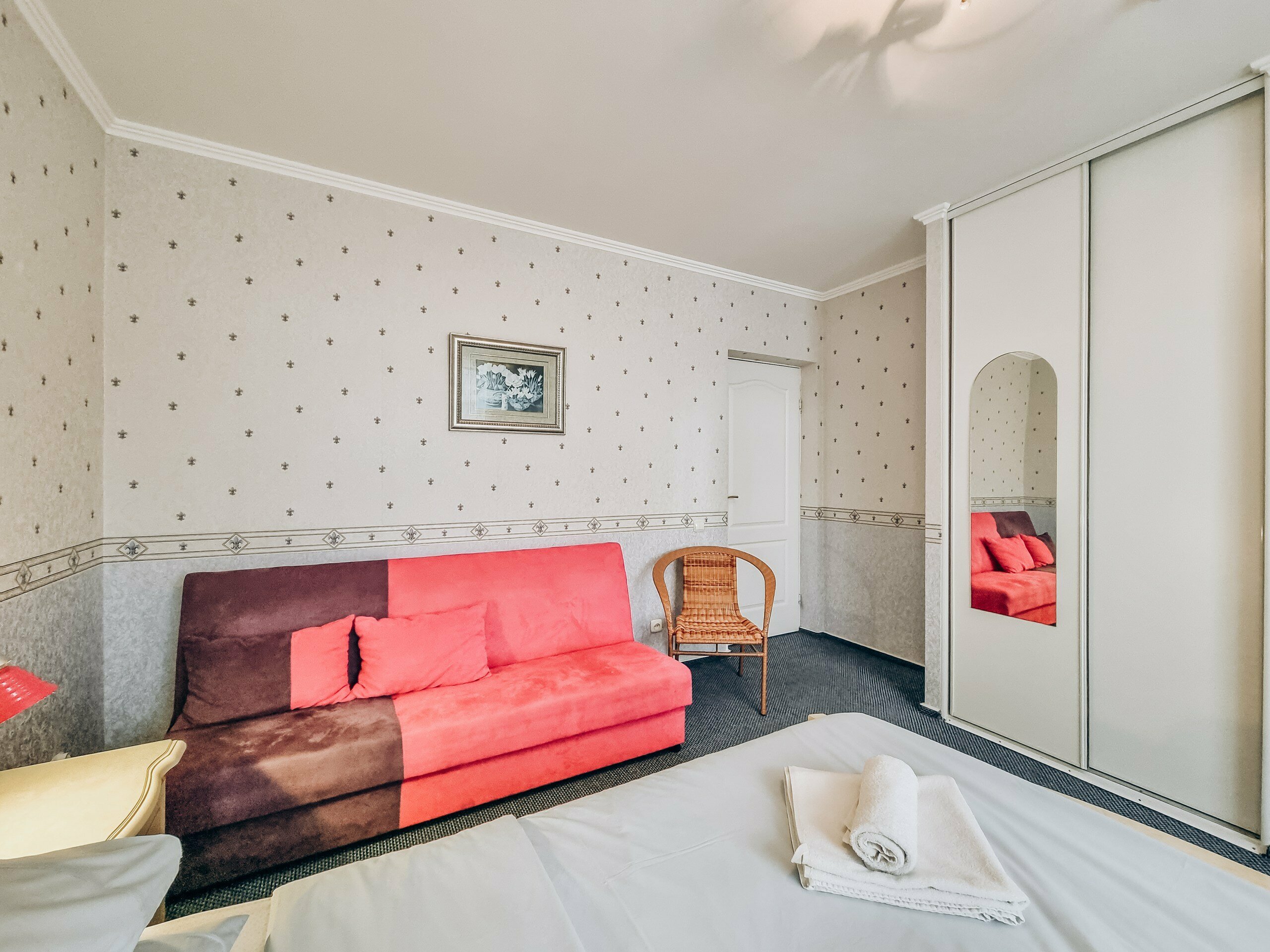 Улучшенное двухместное размещение +доп.место ( большая кровать+диван)