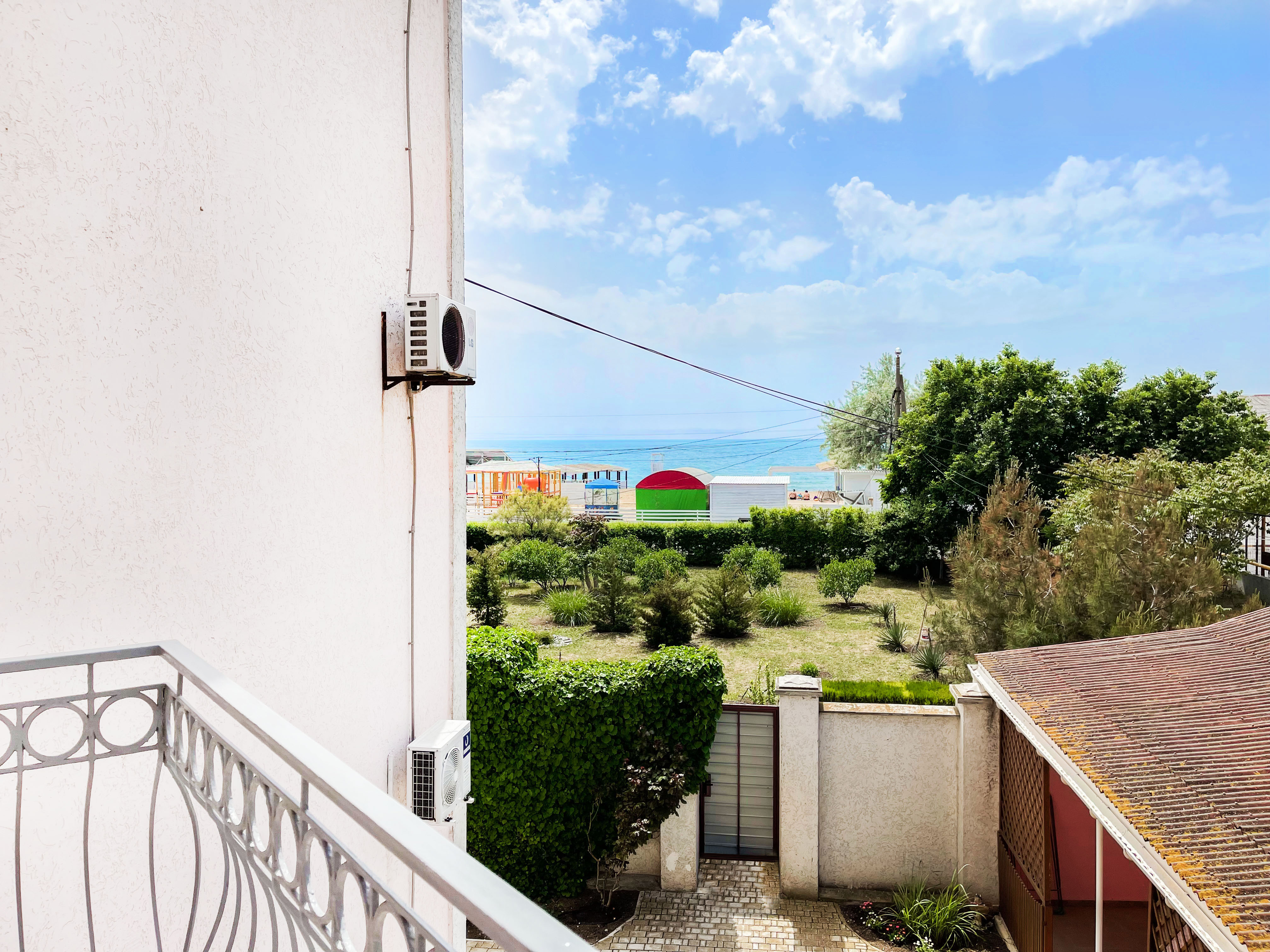 Семейный номер с боковым видом на море