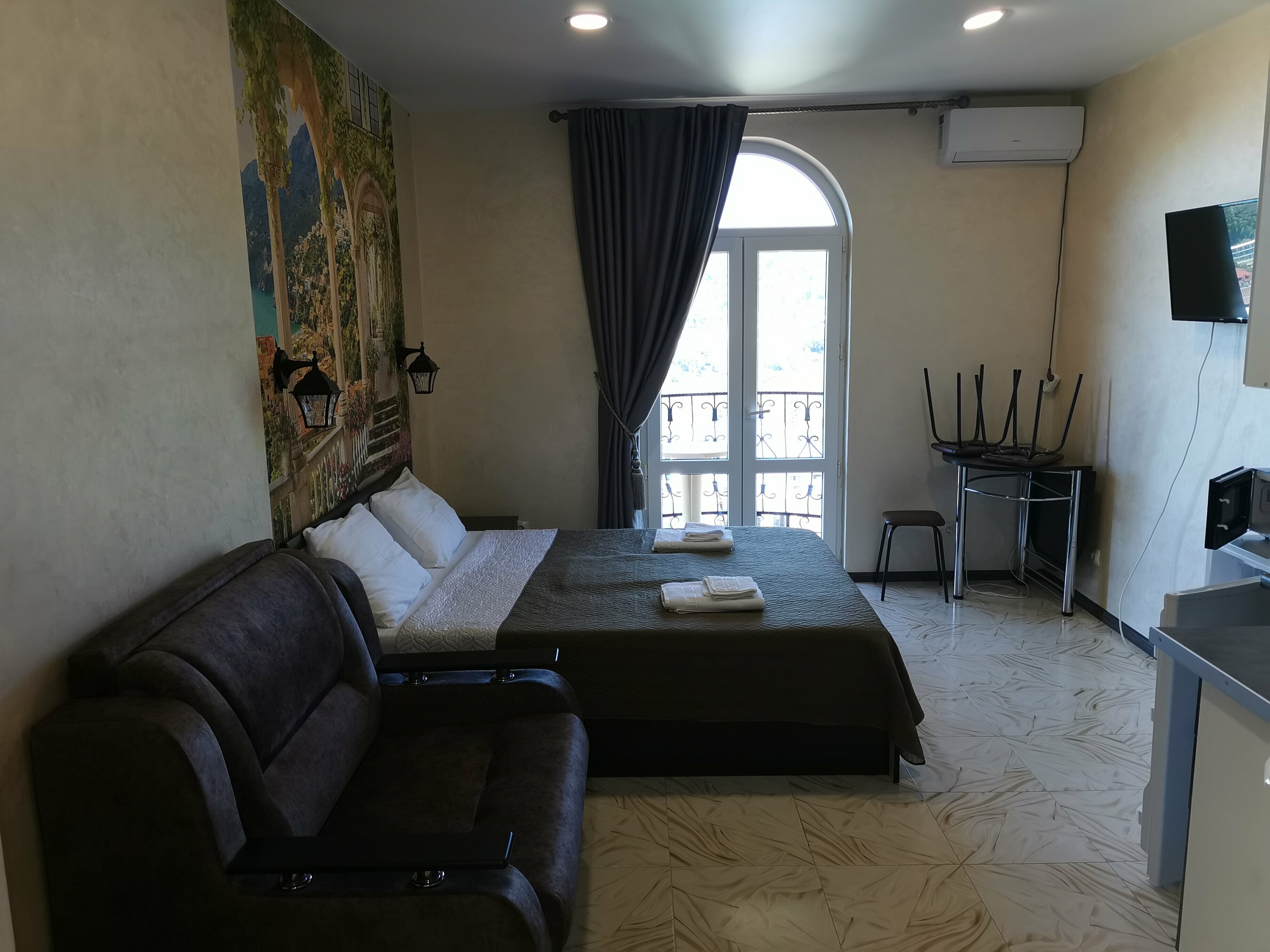 Трехместный номер с балконом