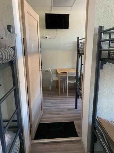 Спальное место на двухъярусной кровати в общем номере для мужчин и женщин в Вахтовик