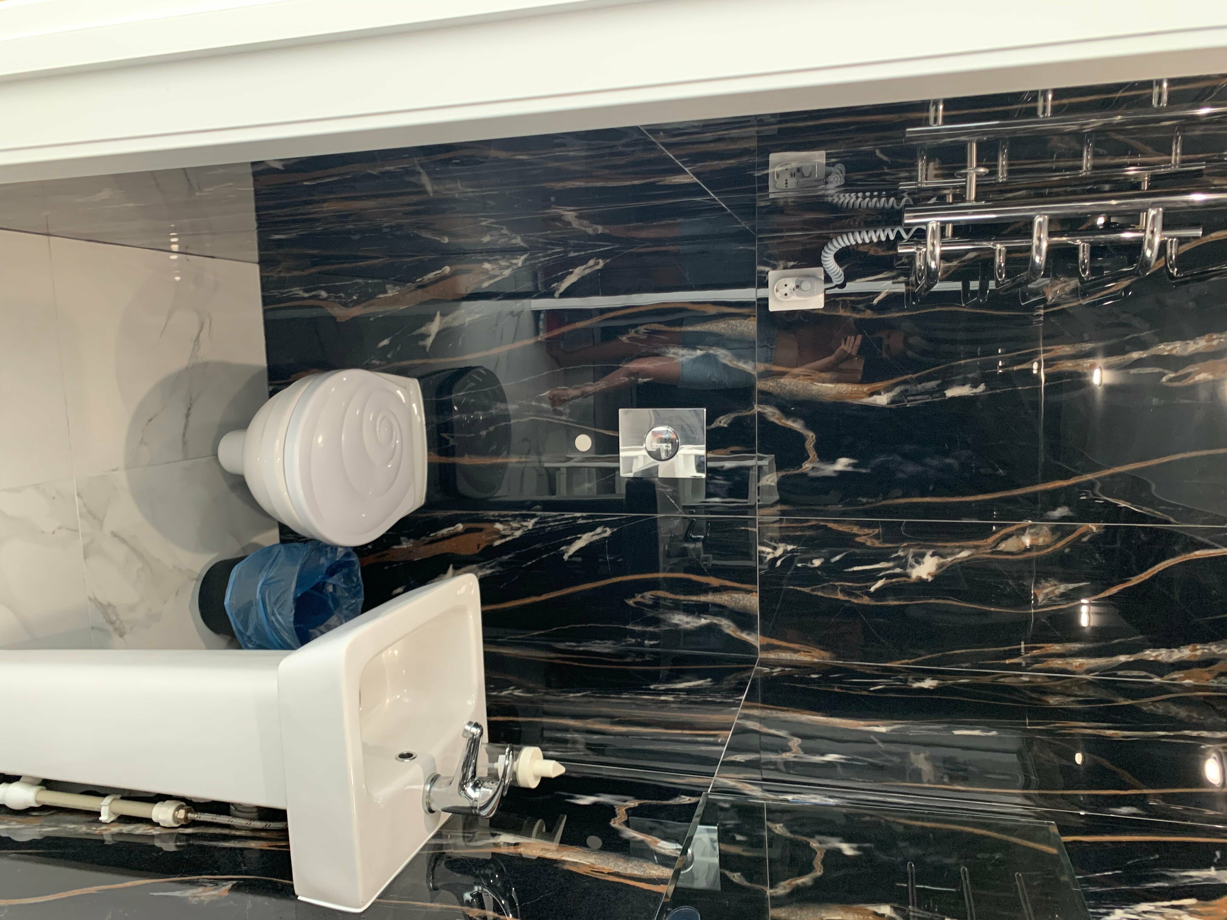 Двухместный номер с двуспальной кроватью и дополнительной кроватью