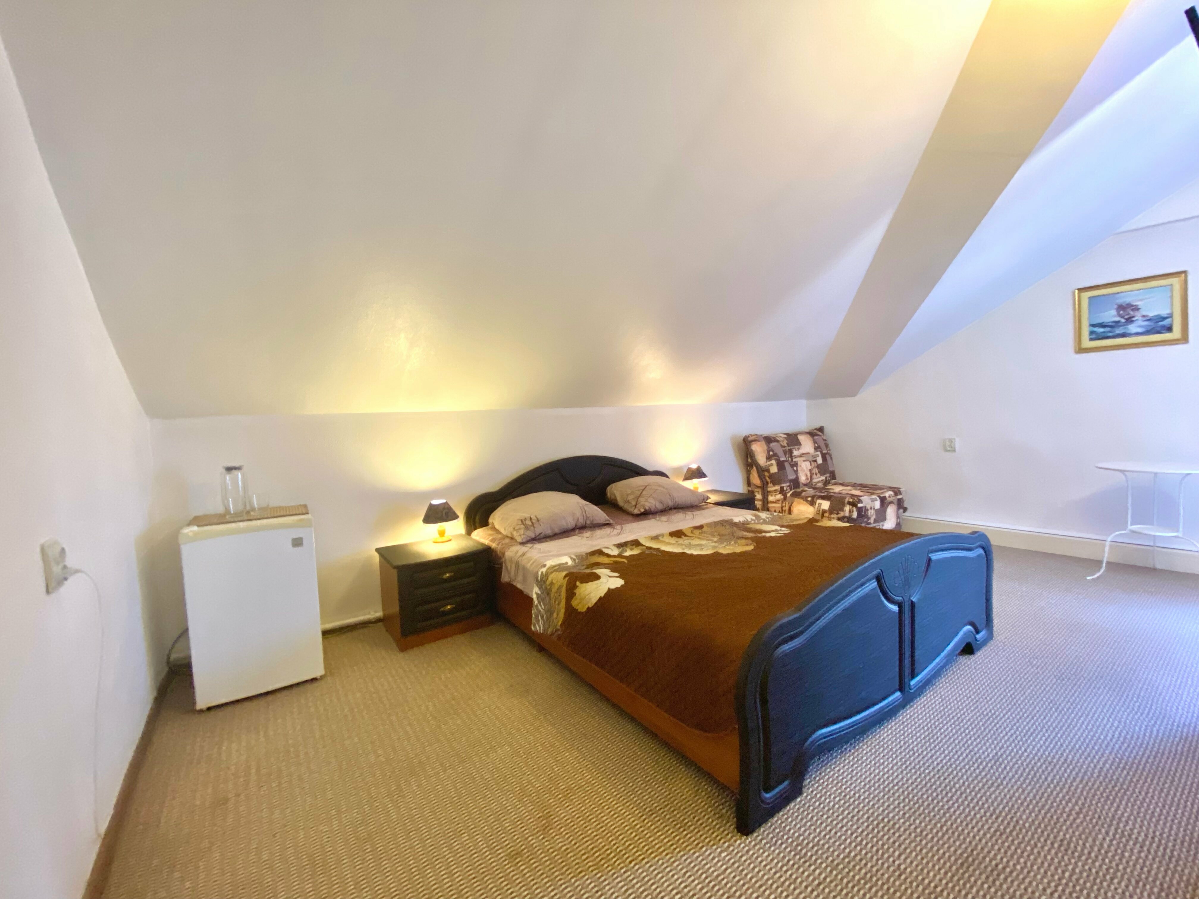 Двухместный номер с двуспальной кроватью и дополнительной кроватью