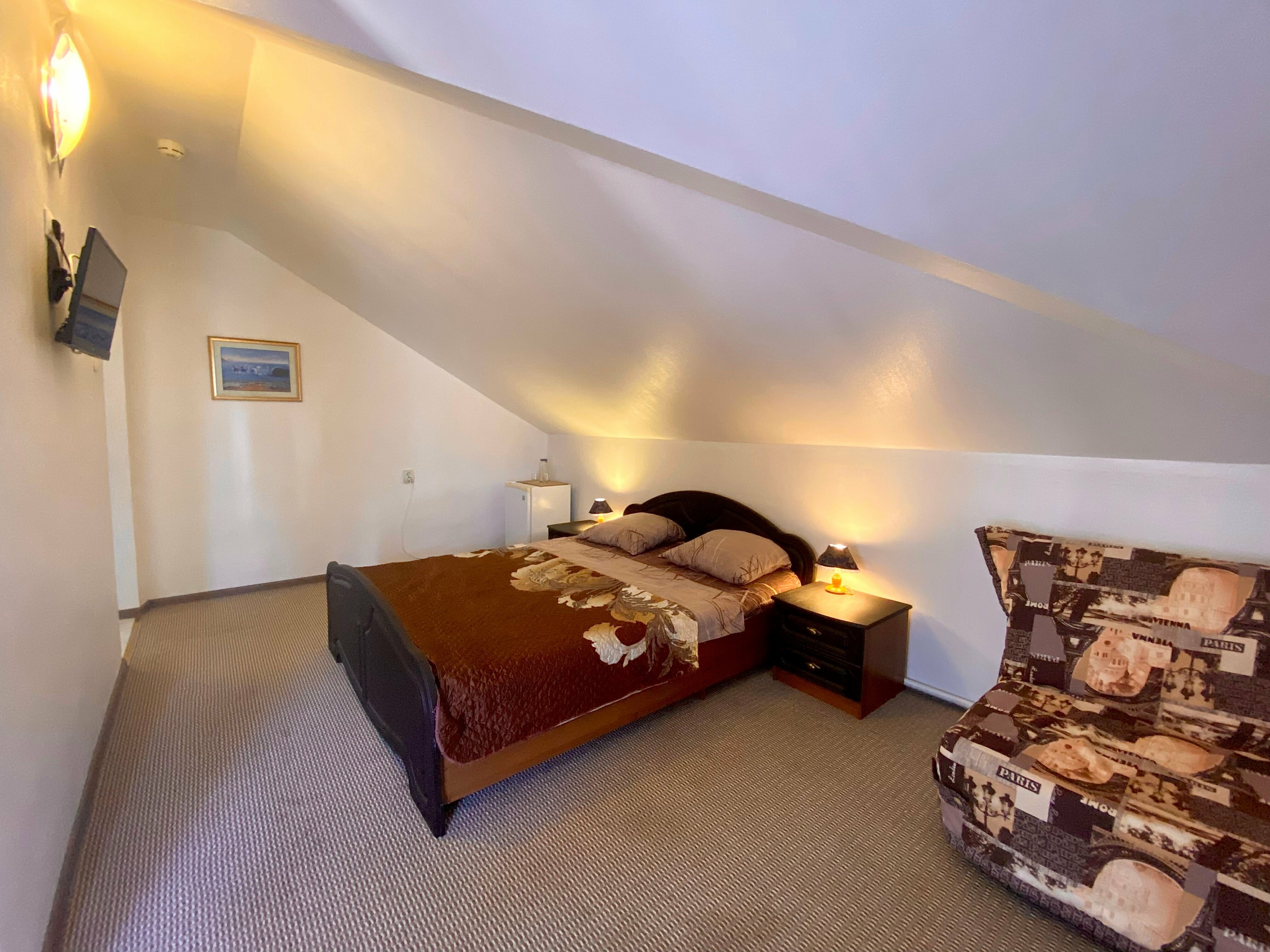 Двухместный номер с двуспальной кроватью и дополнительной кроватью