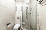 Улучшенный номер с 1 двуспальной кроватью, собственной ванной комнатой  туалетом в Апартаменты на Невском 136