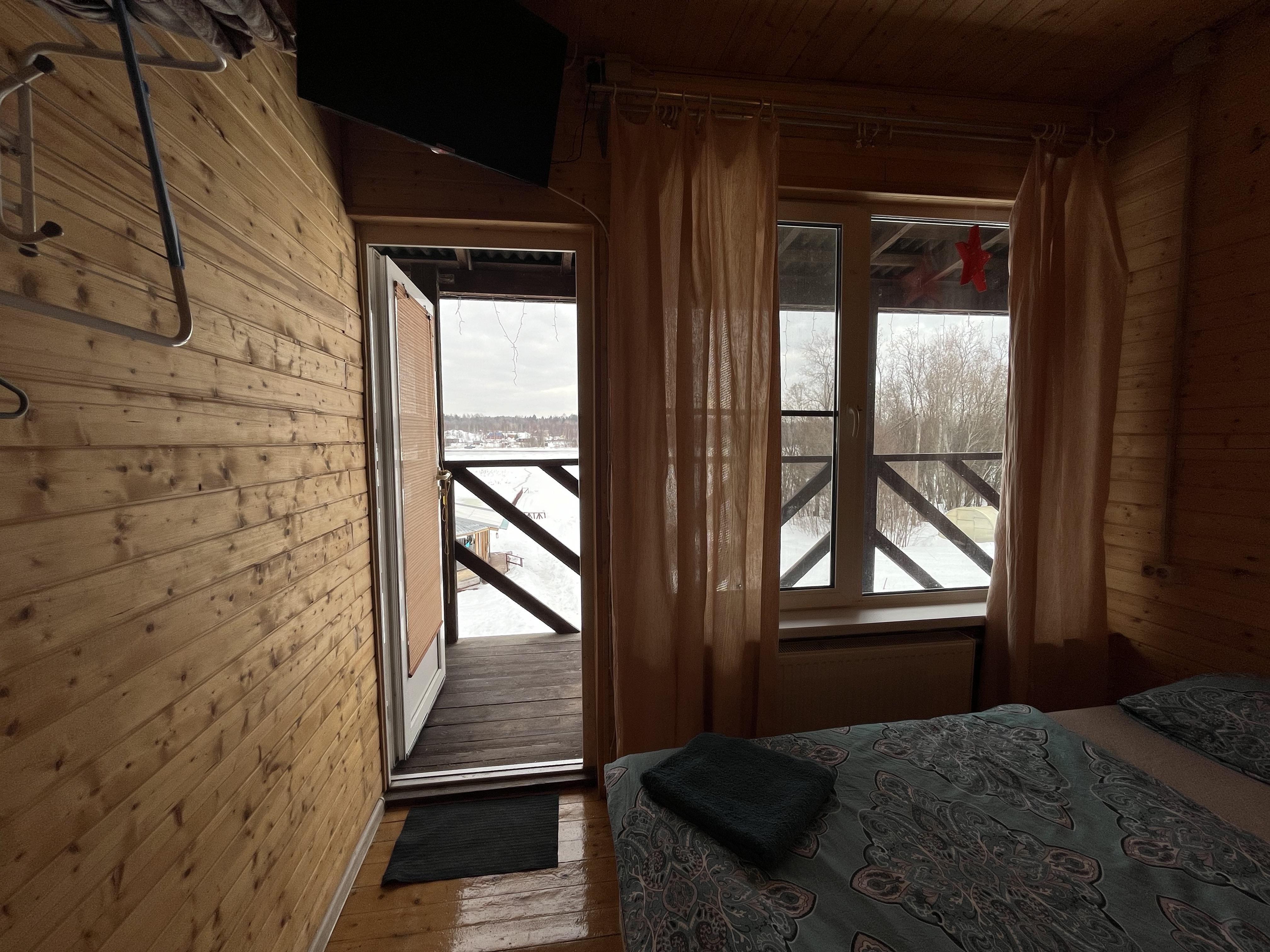 Семейный номер с видом на озеро