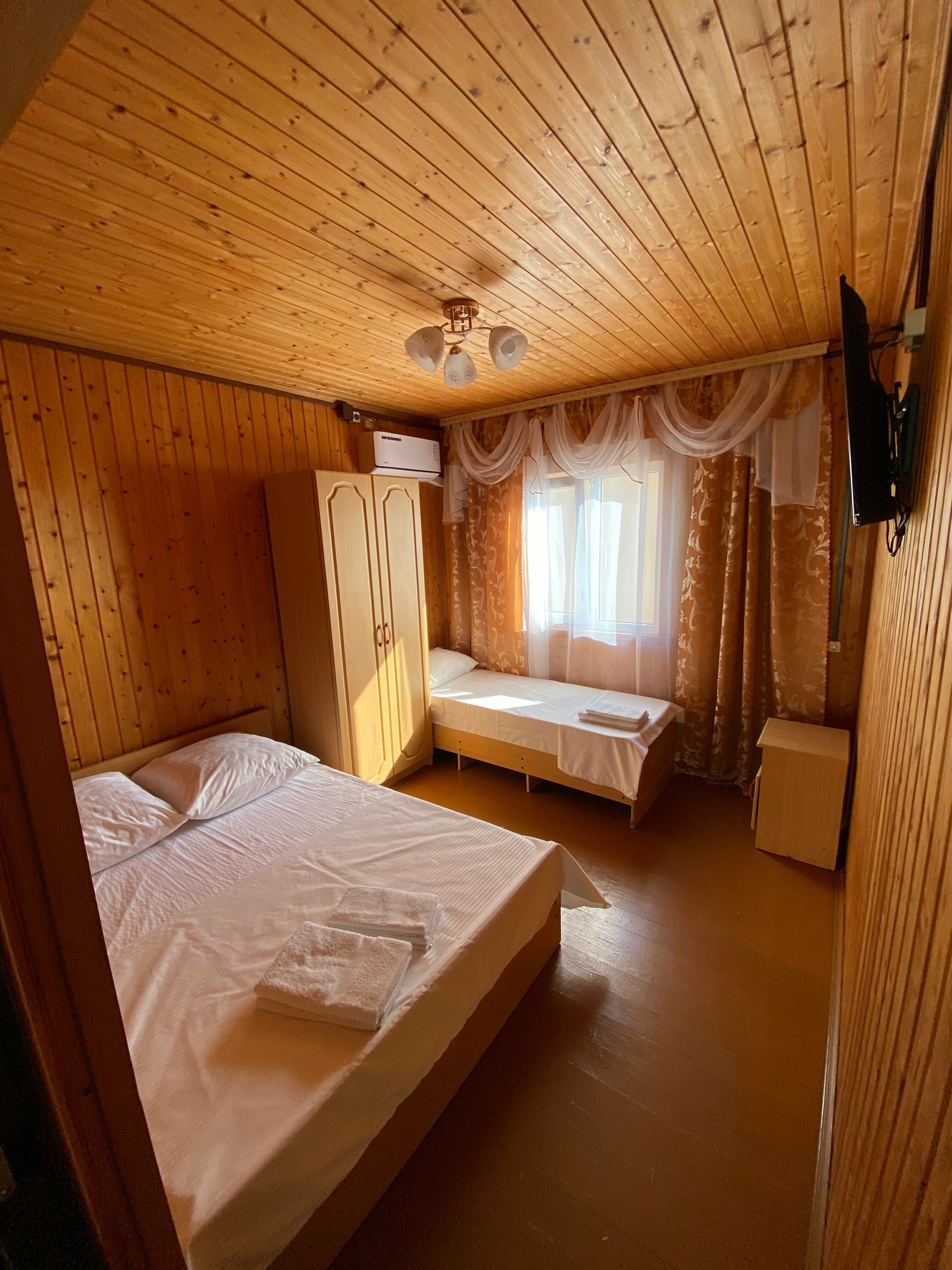 Трехместный номер с основными удобствами и общей ванной комнатой