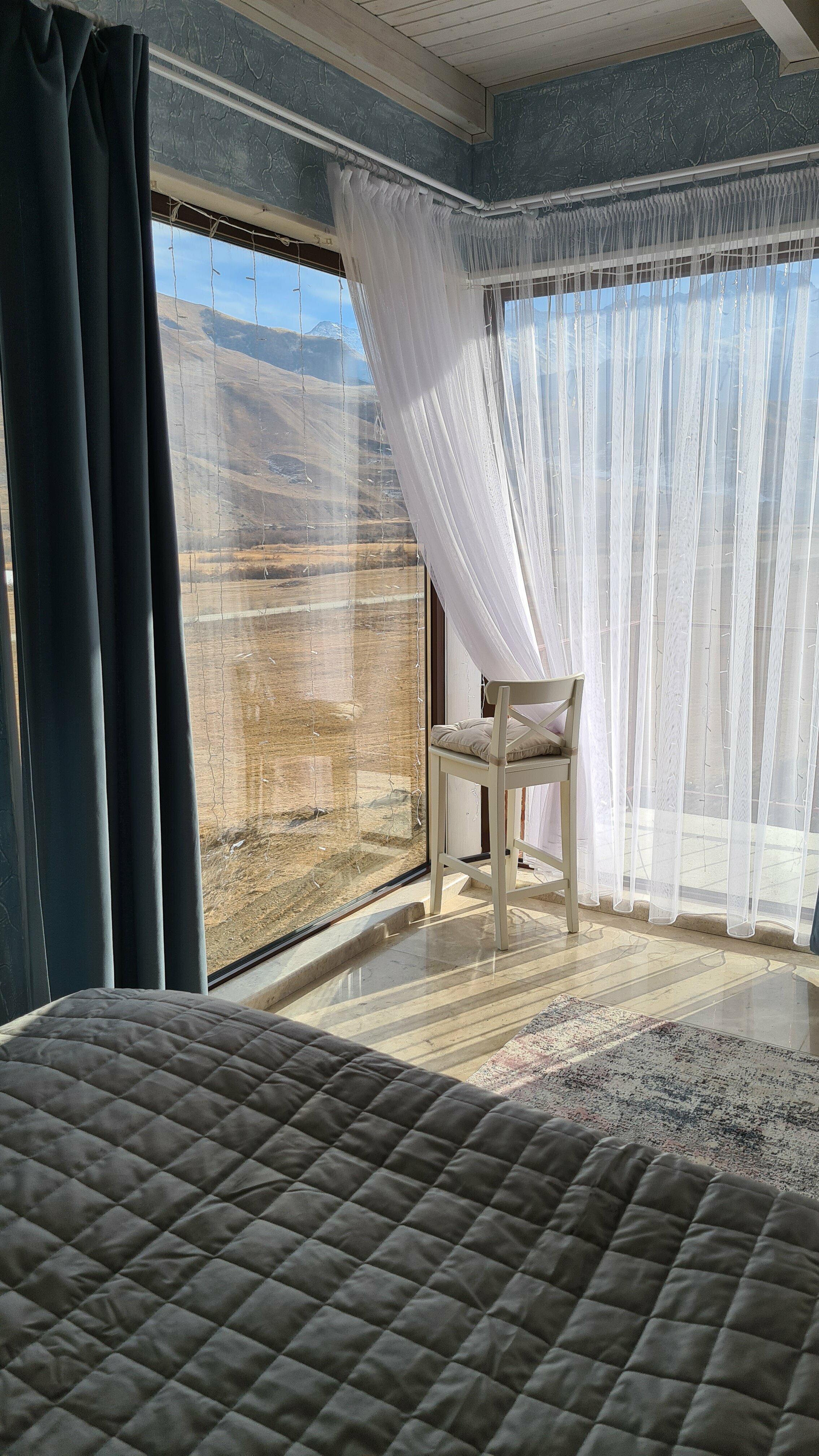 Трехместный номер с видом на горы