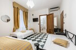 Четырехместный номер, смежные ванная комната и спальня в Hotel Agli Artisti