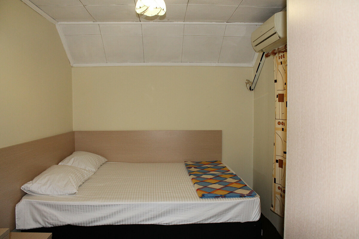 Двухместный номер с 2 отдельными кроватями и общей ванной комнатой