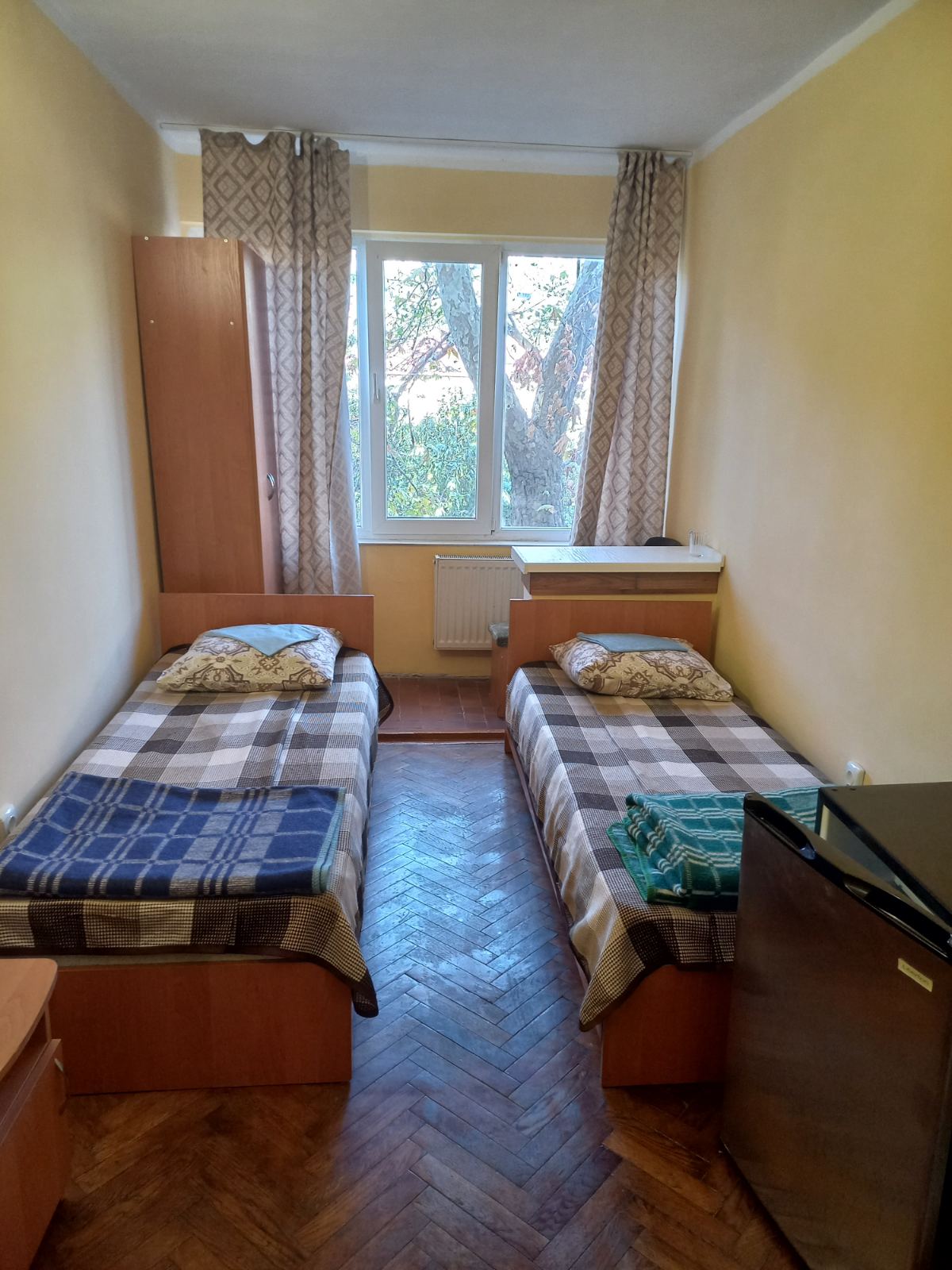 Двухместный номер с 2 отдельными кроватями и общей ванной комнатой