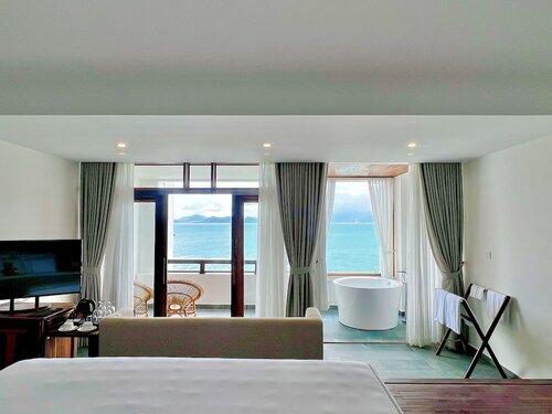 Номер «Премьер», 1 двуспальная кровать «Кинг-сайз», вид на океан в Alibu Resort Nha Trang