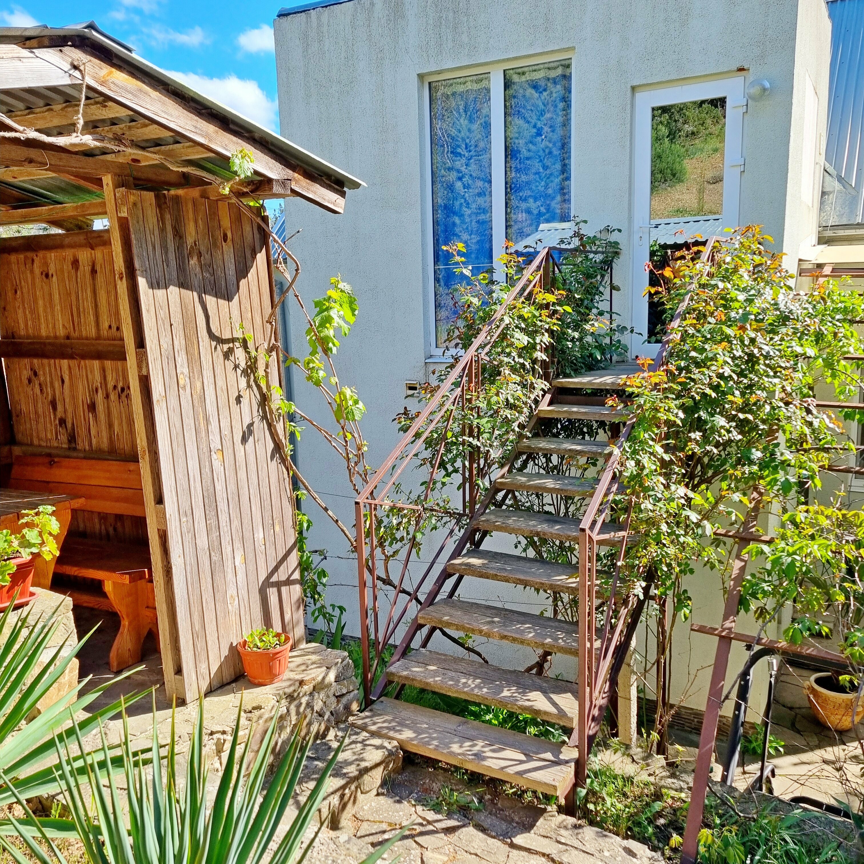 Трехместный номер с видом на горы