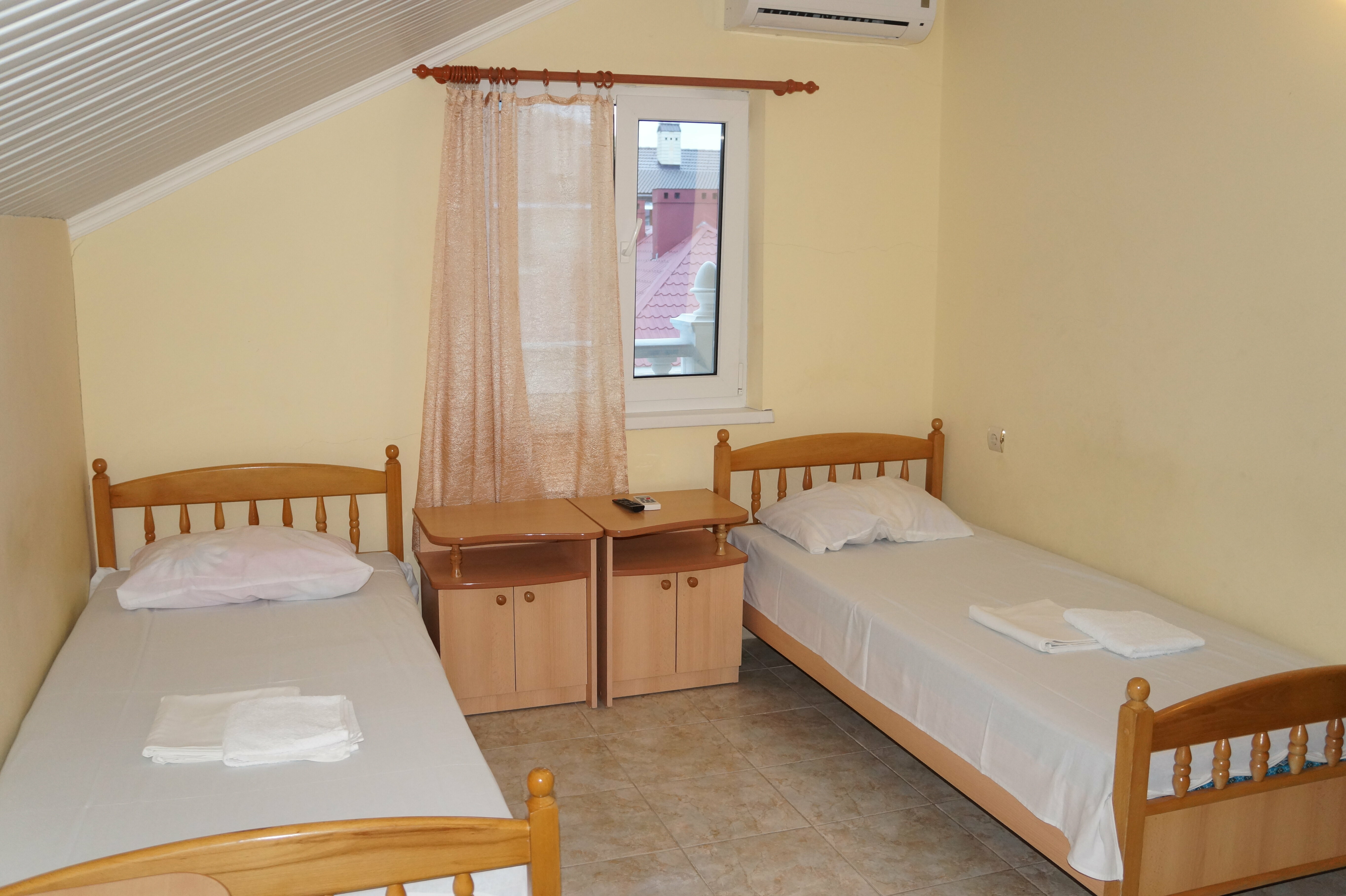 Трехместный номер с общей ванной комнатой