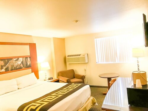 Номер «Делюкс», 2 двуспальные кровати «Квин-сайз» (Smoking) в Sunrise Inn Hotel