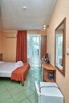 4-х местный номер с балконом, раздельные и двуспальные кровати, вид на море в Эв'Рошель