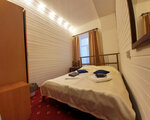 Двухместный номер категории "Эконом" с двуспальной кроватью с общим душем и туалетом на этаже в Сварог Арт Отель