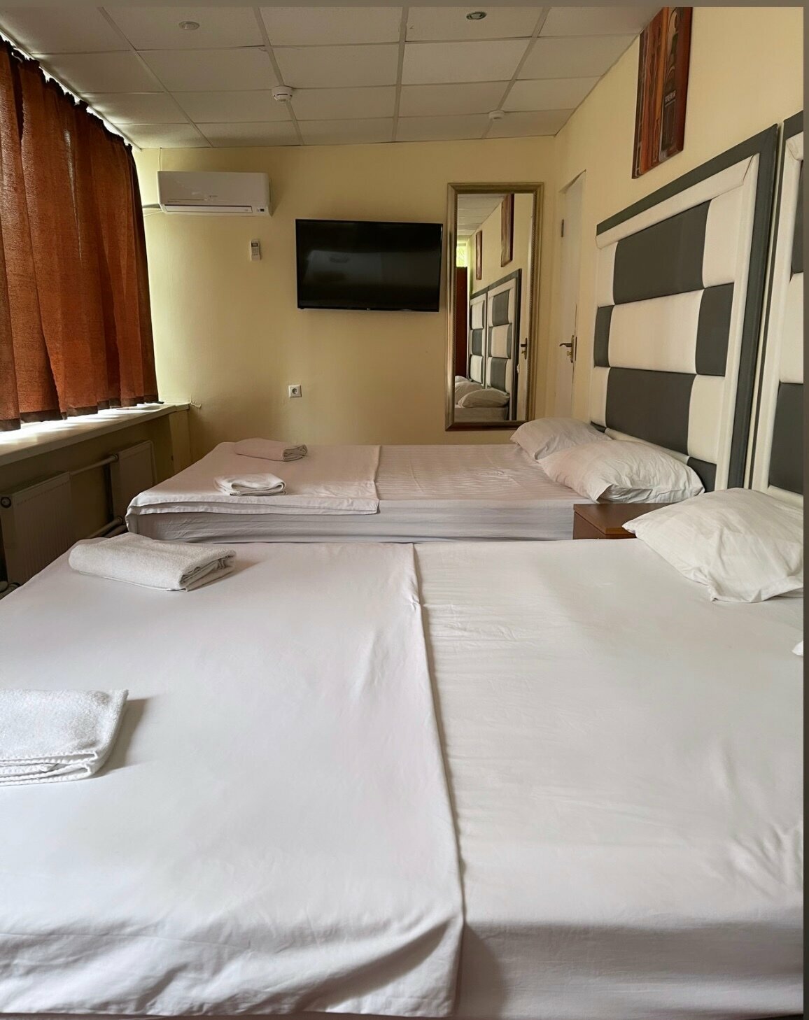 Семейный номер с общей ванной комнатой