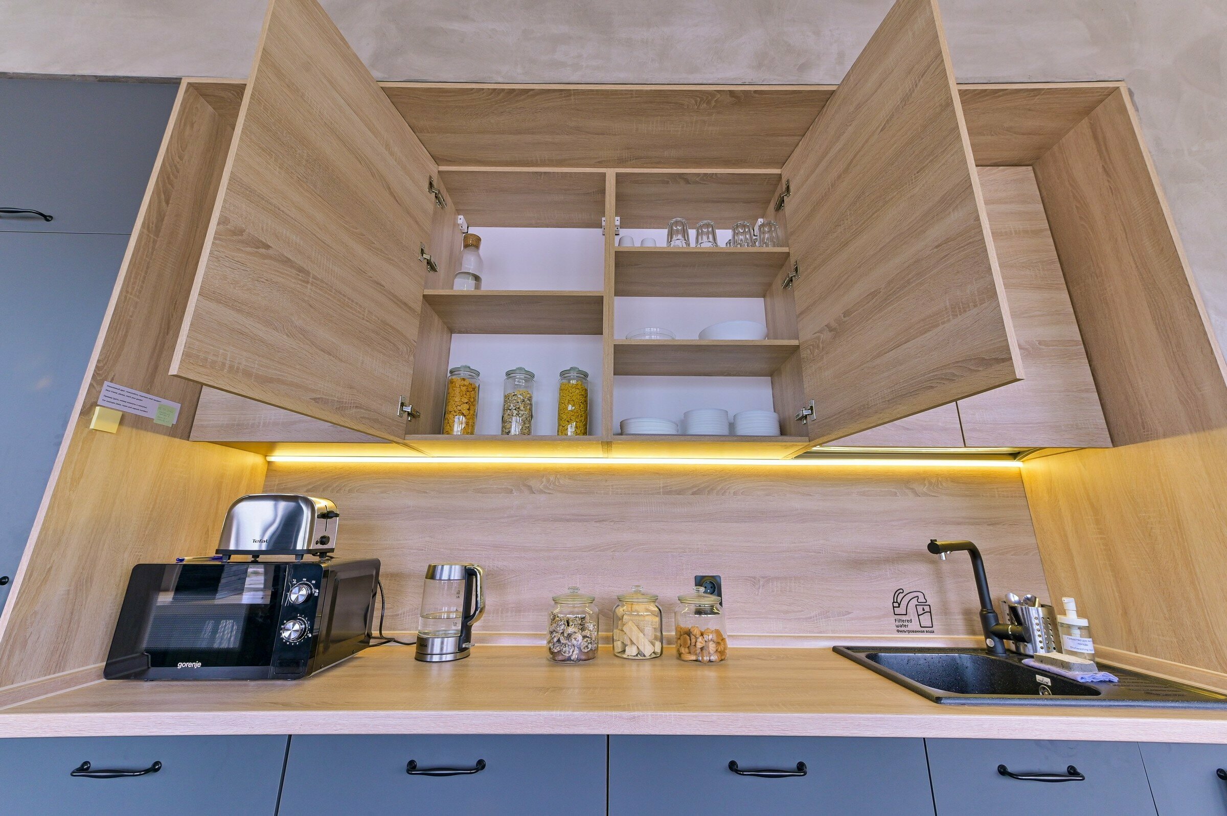 Односпальная кровать в общем номере для мужчин и женщин