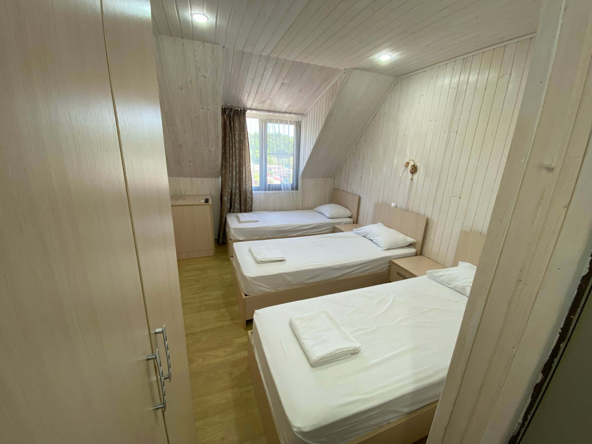 Трехместный номер «Комфорт» с душем