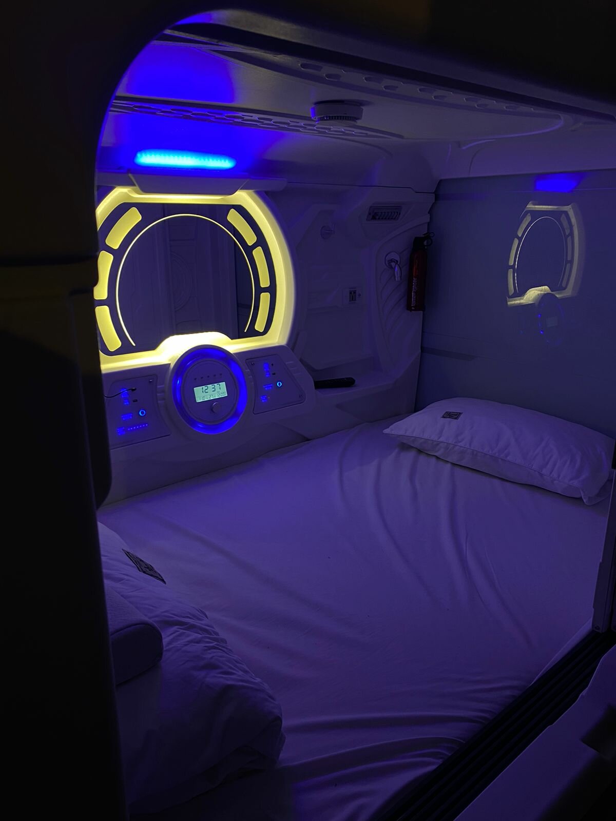 Односпальная кровать в общем номере для мужчин и женщин