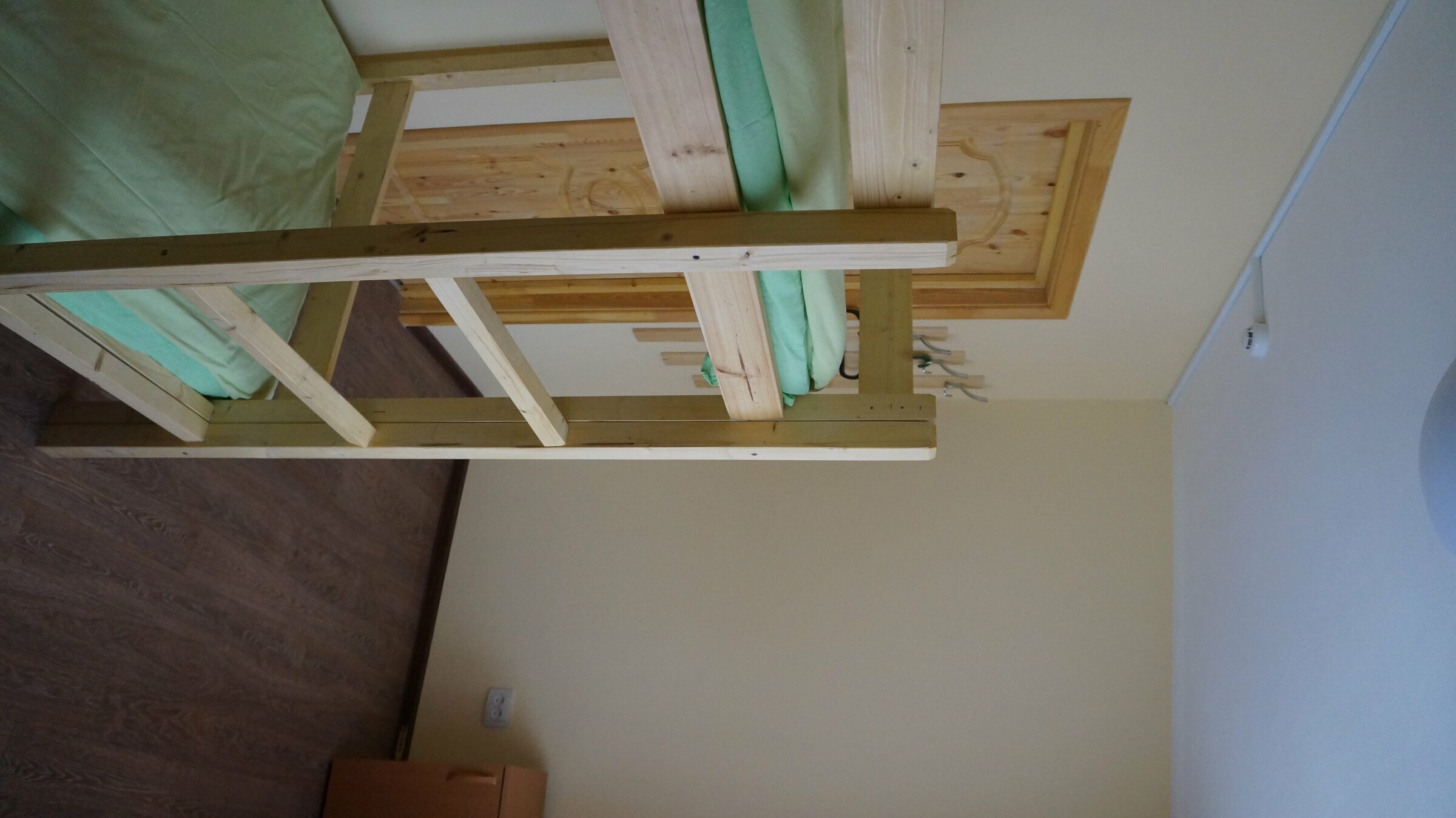 Спальное место на двухъярусной кровати в общем номере для мужчин и женщин