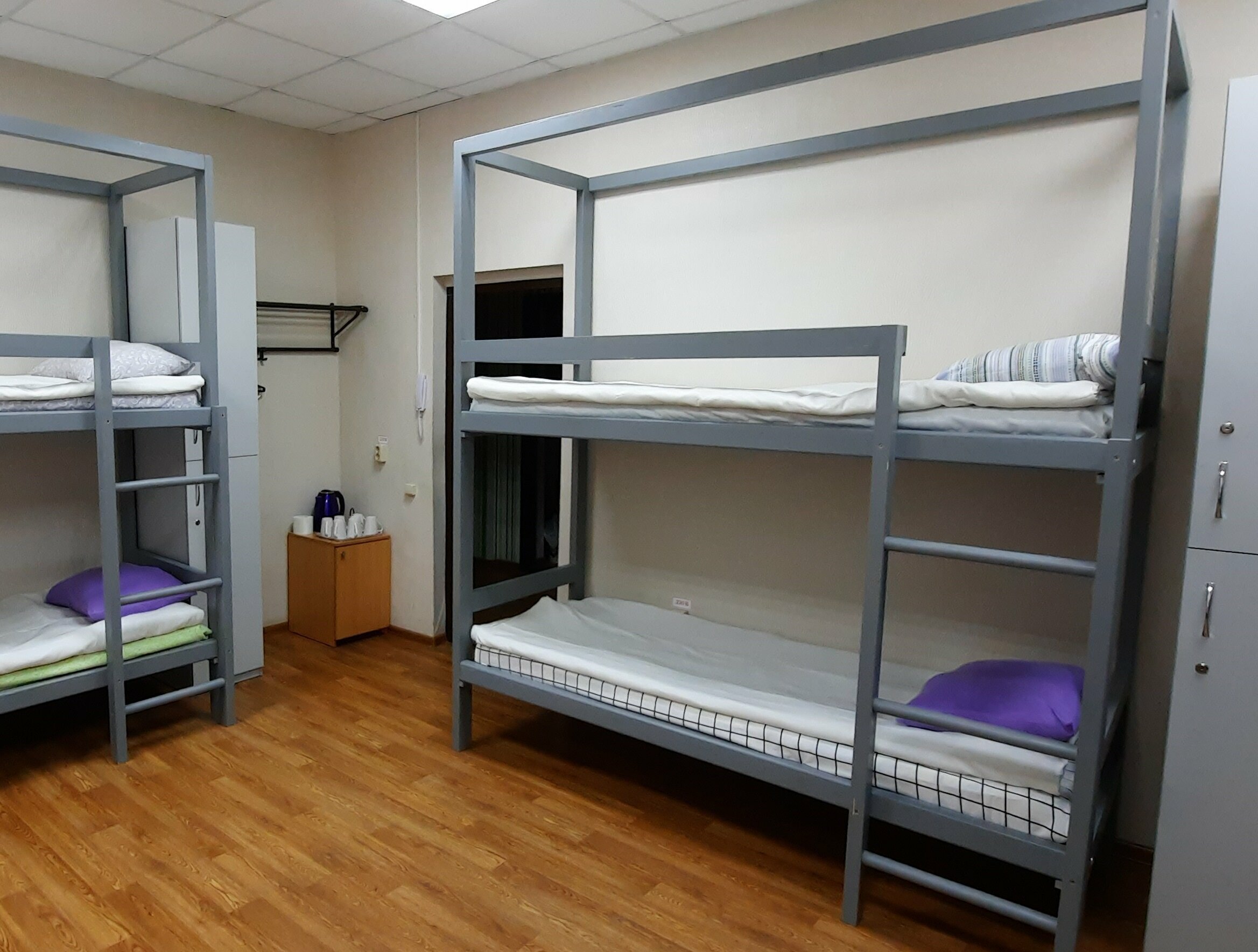 Спальное место на двухъярусной кровати в общем номере для мужчин и женщин