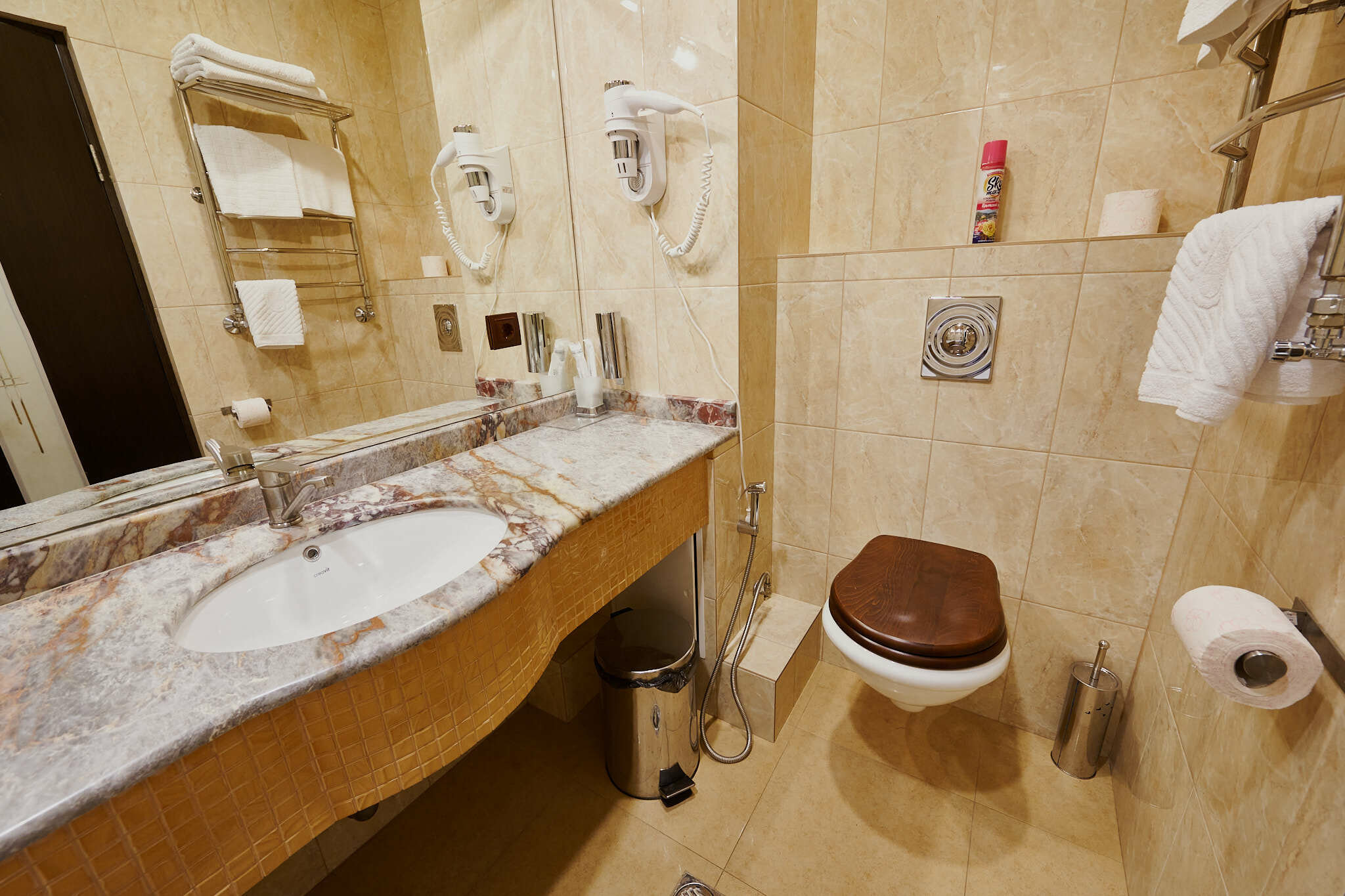 Просторный двухместный номер с 2 отдельными кроватями