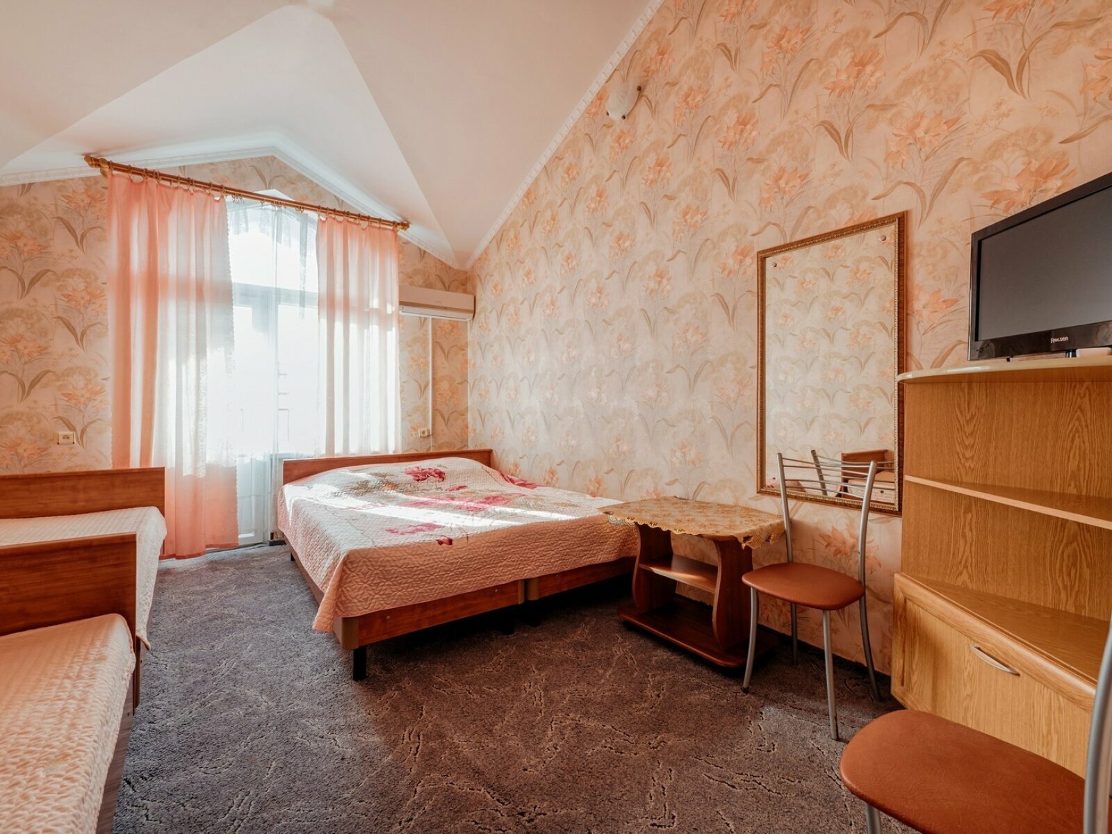 Четырехместный номер с балконом