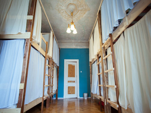 Кровать в общем 8-местном номере для мужчин и женщин в Polosaty space