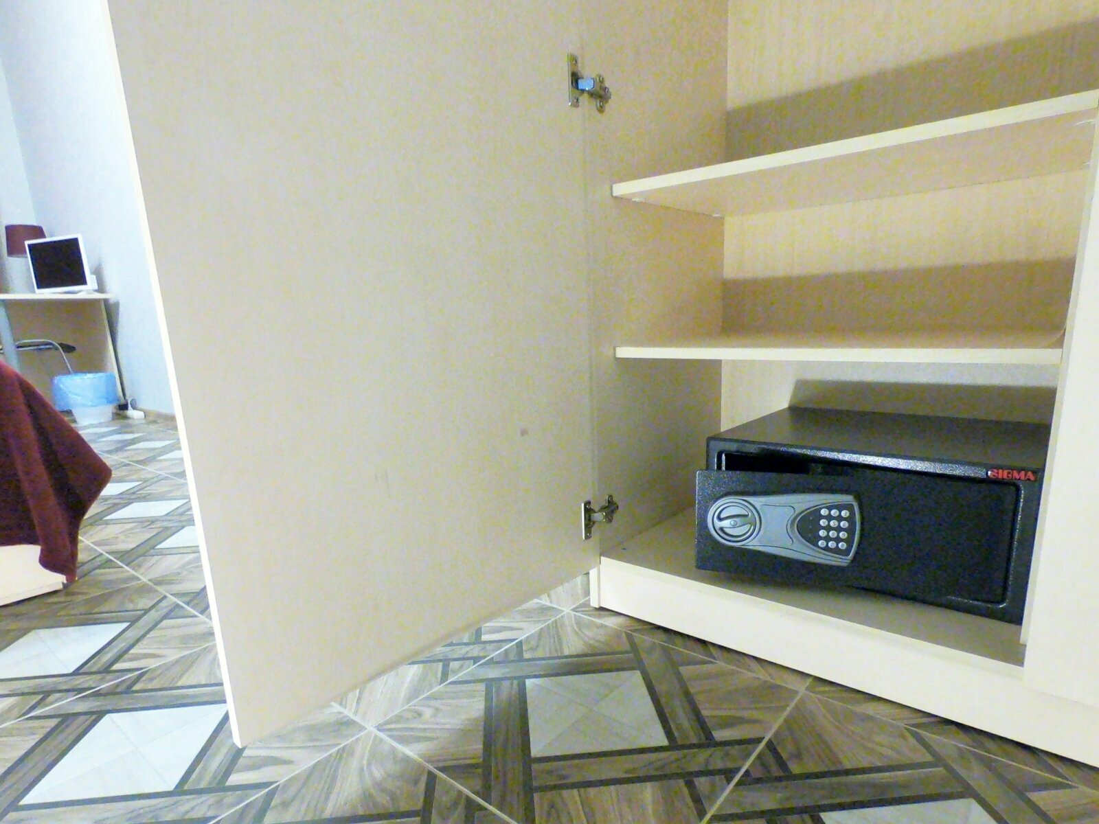 Трехместный номер с собственной ванной комнатой вне номера