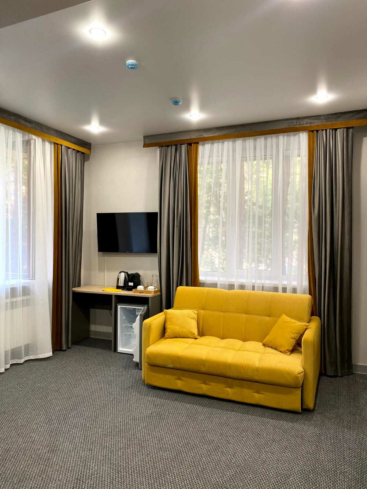 Трехместный номер с видом на горы