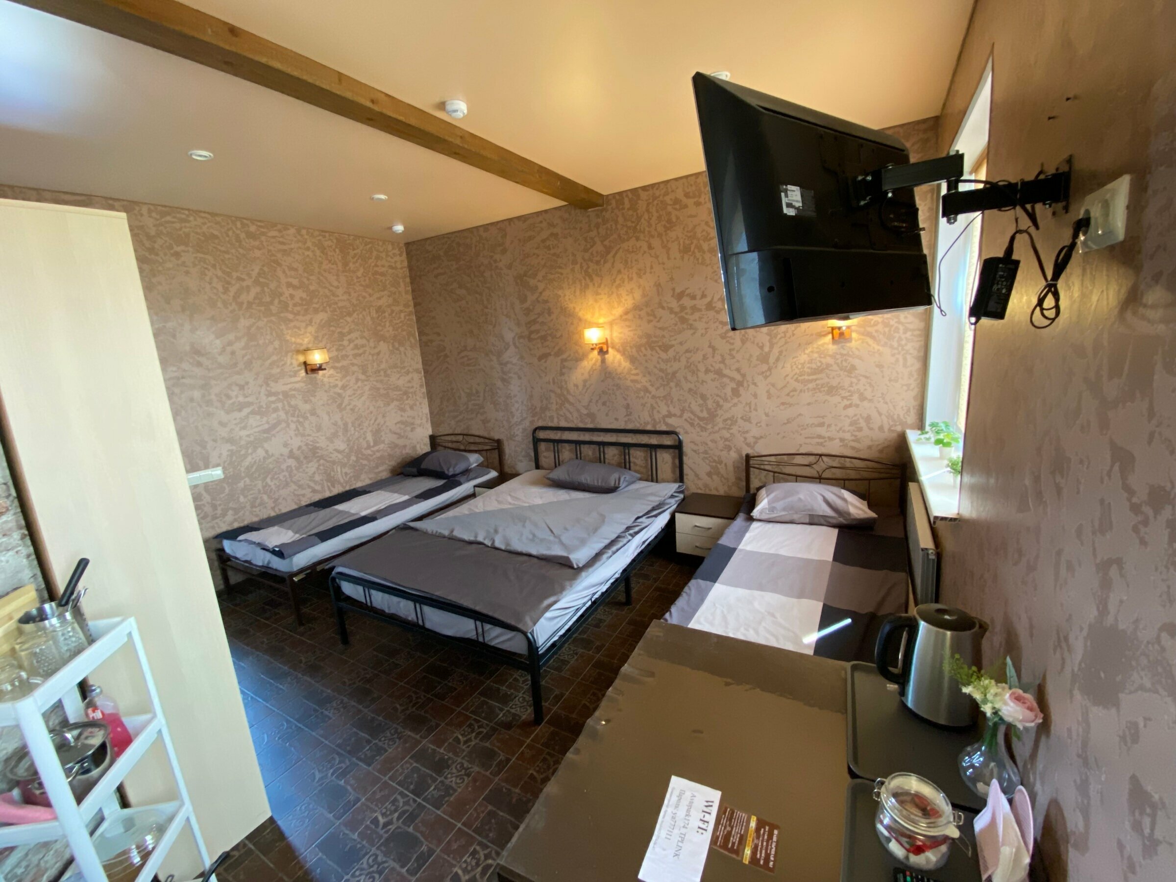 Четырехместный номер с ванной комнатой