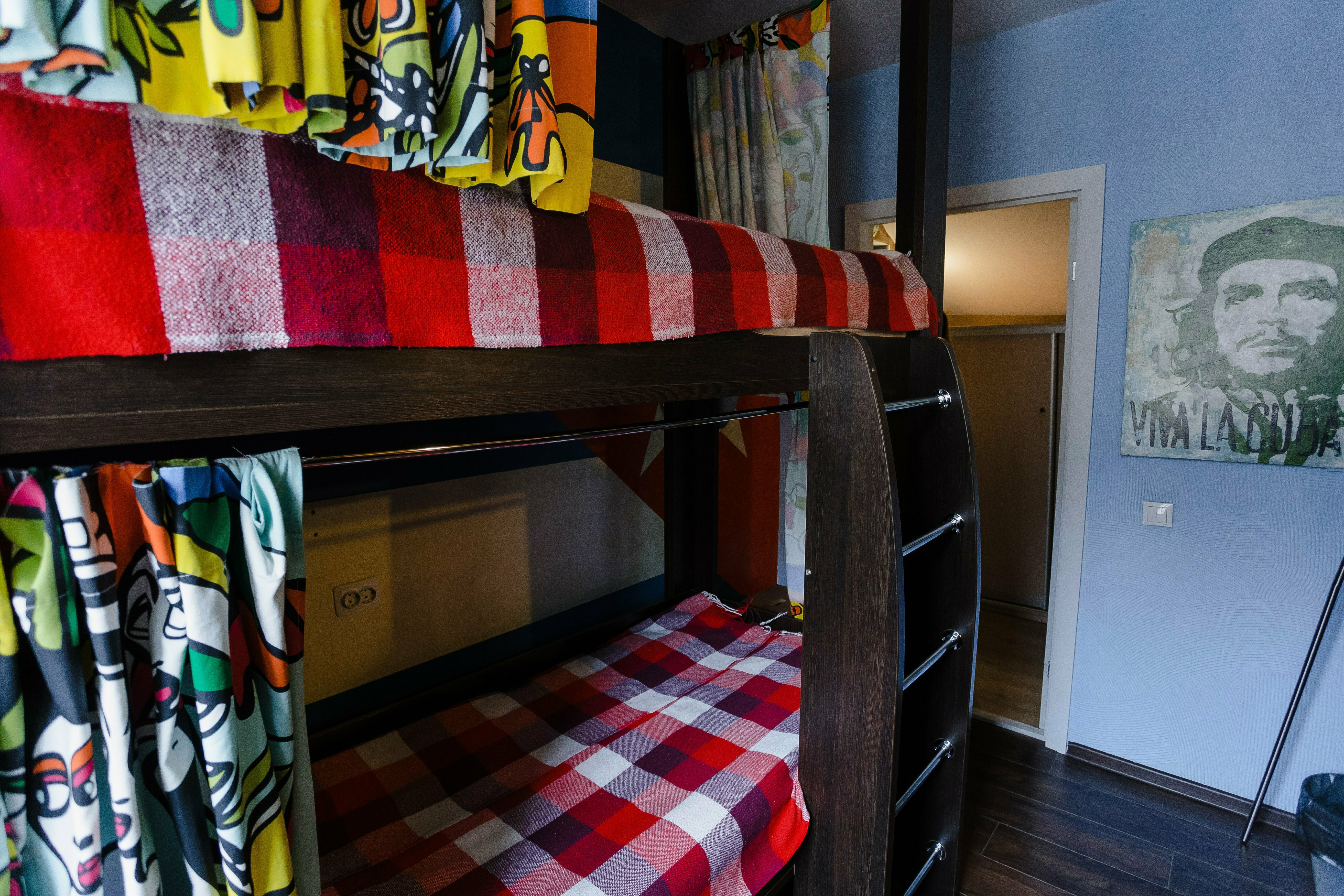 Кровать в общем 6-местном номере для мужчин и женщин