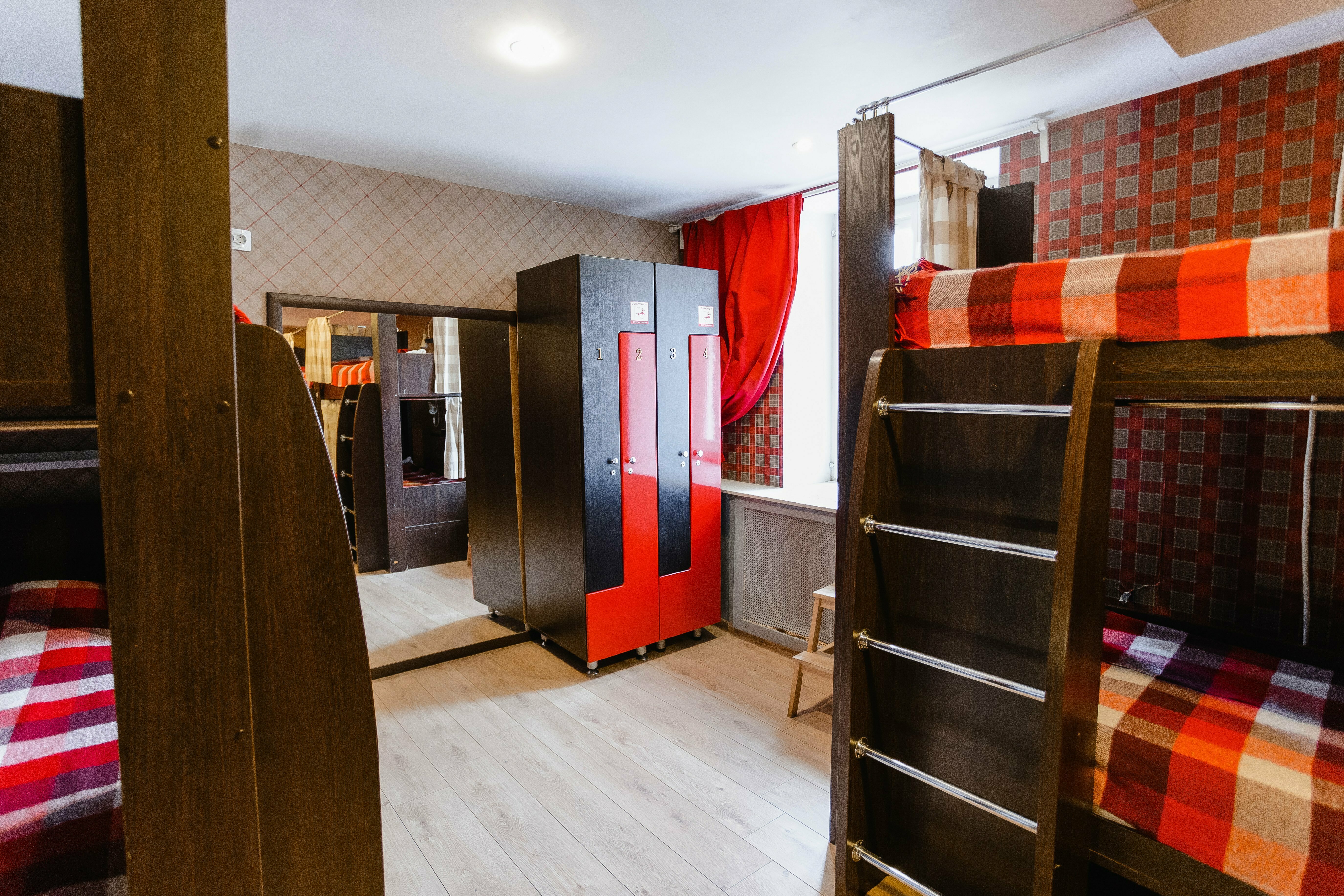 Кровать в общем 8-местном номере для мужчин и женщин