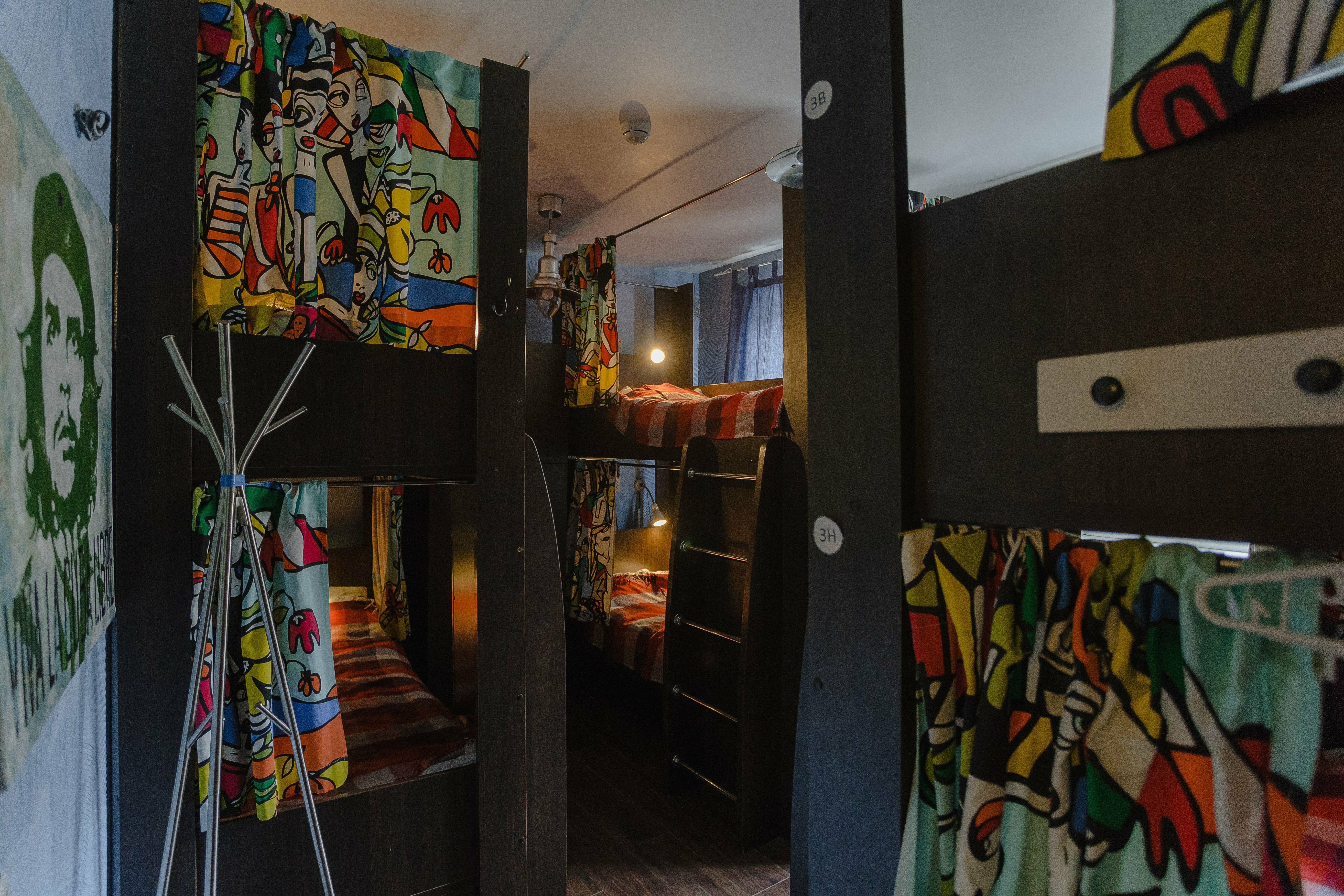 Кровать в общем 6-местном номере для мужчин и женщин