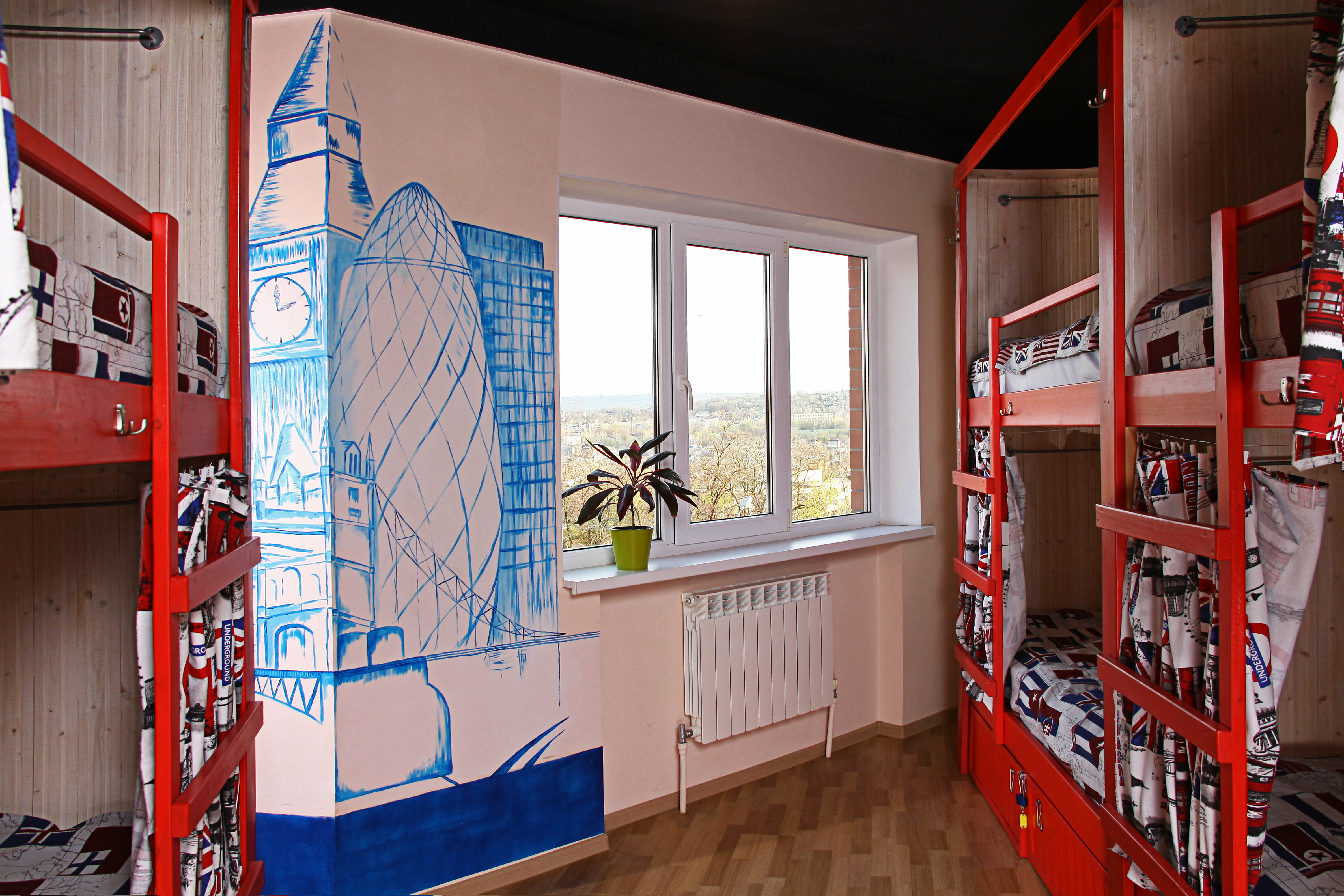 Кровать в общем номере (женская половина)