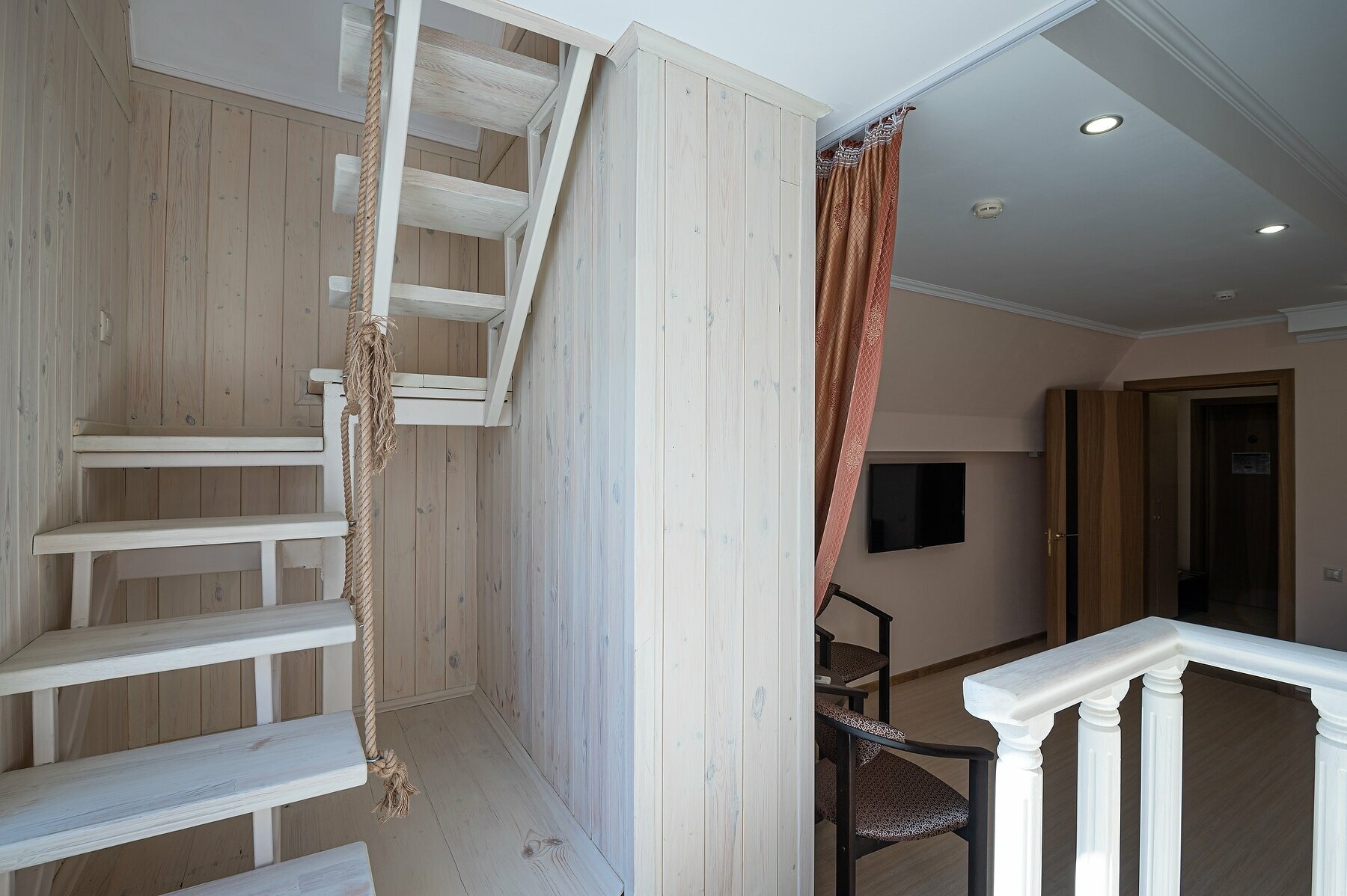 Двухуровневый номер-студия