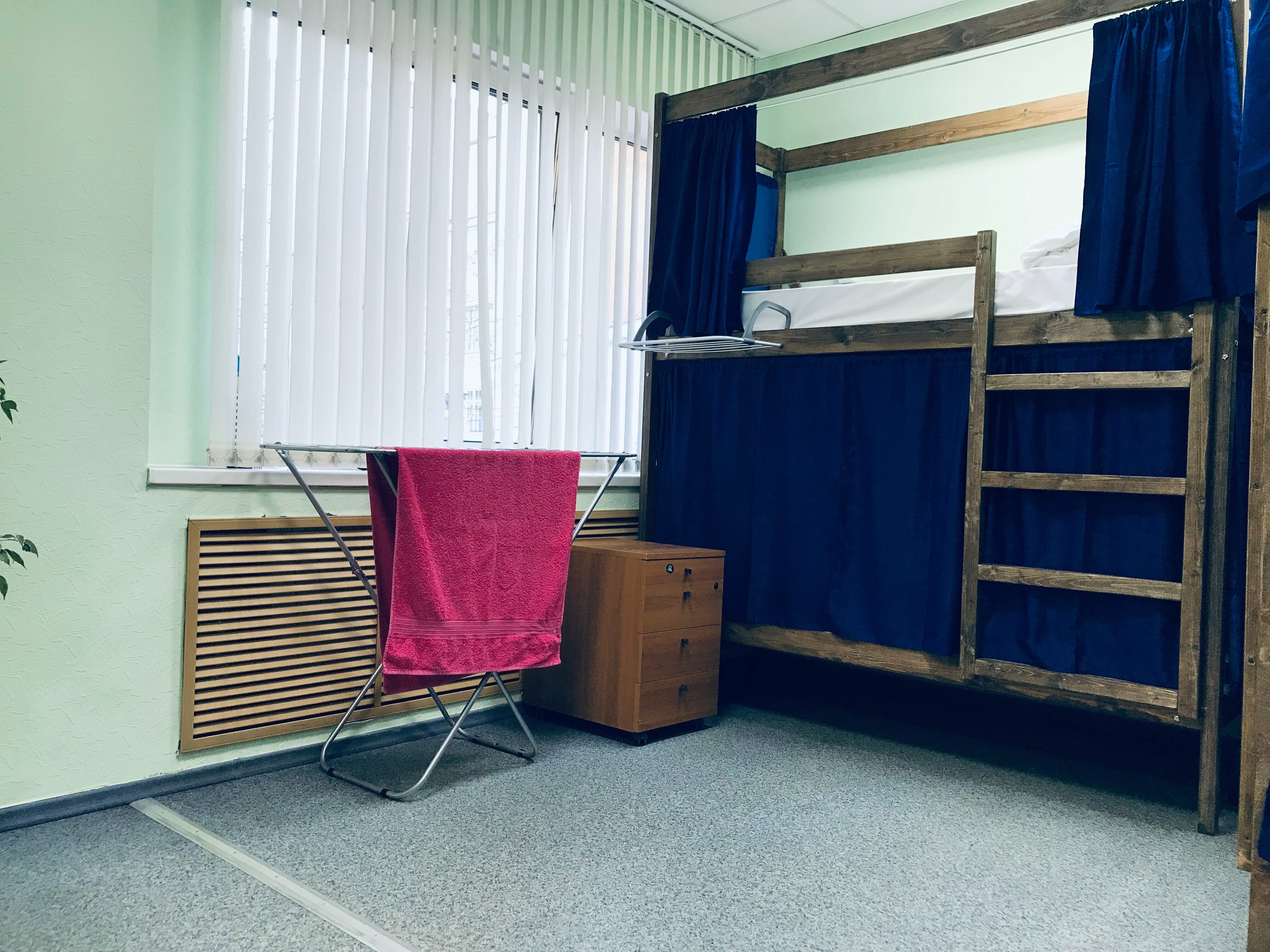 Односпальная кровать в общем номере для женщин