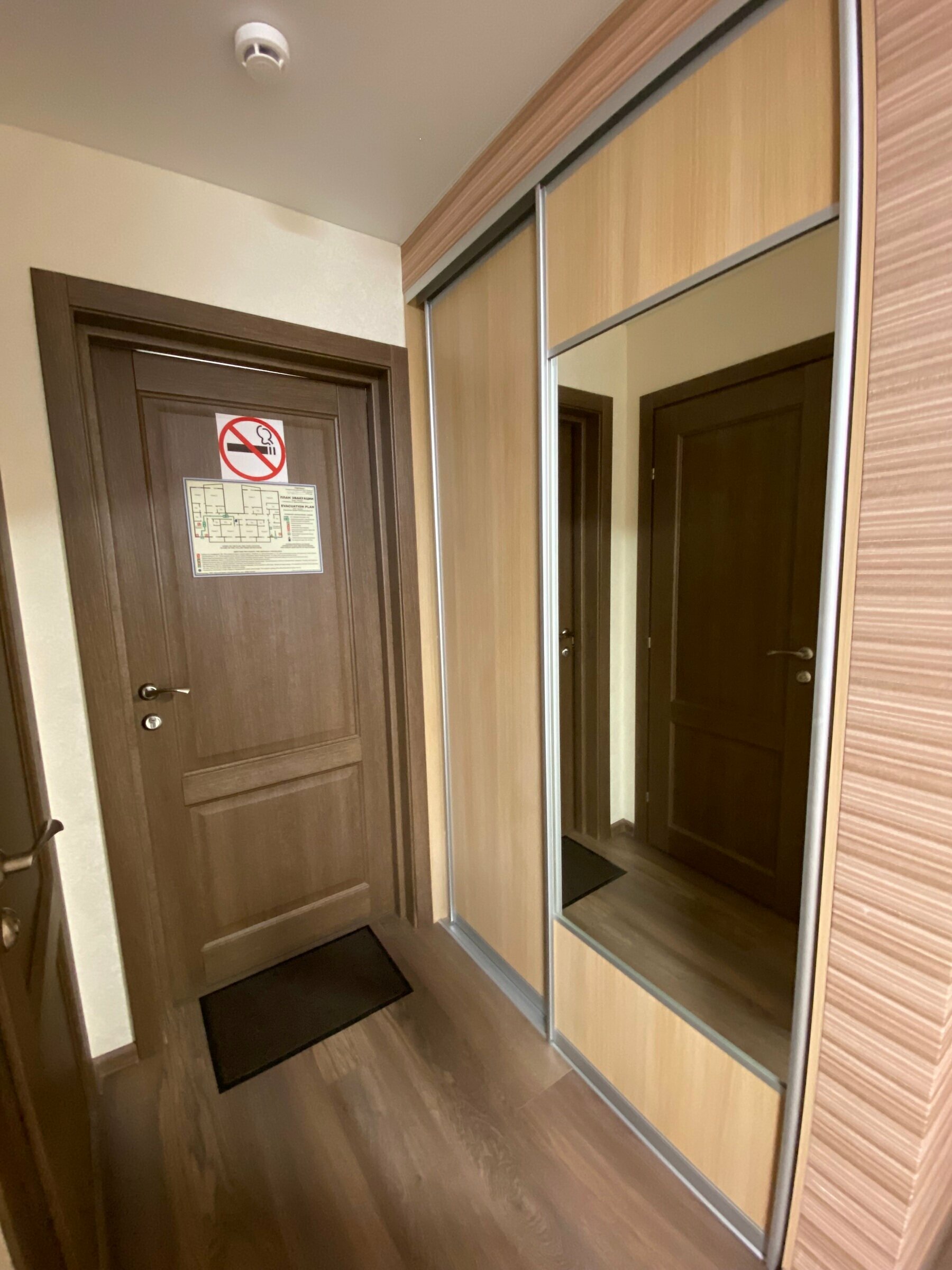 Небольшой двухместный номер с 2 отдельными кроватями