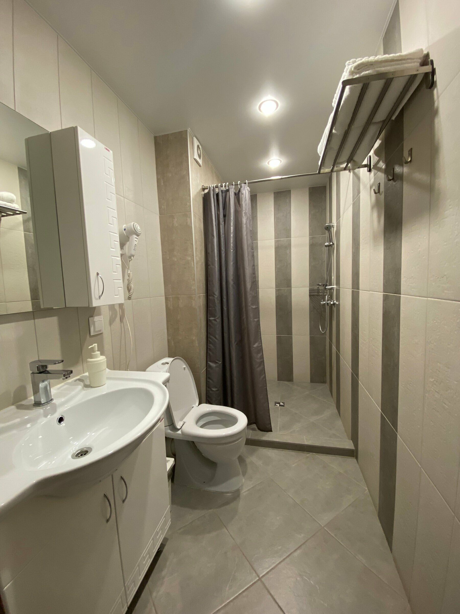 Небольшой двухместный номер с 2 отдельными кроватями